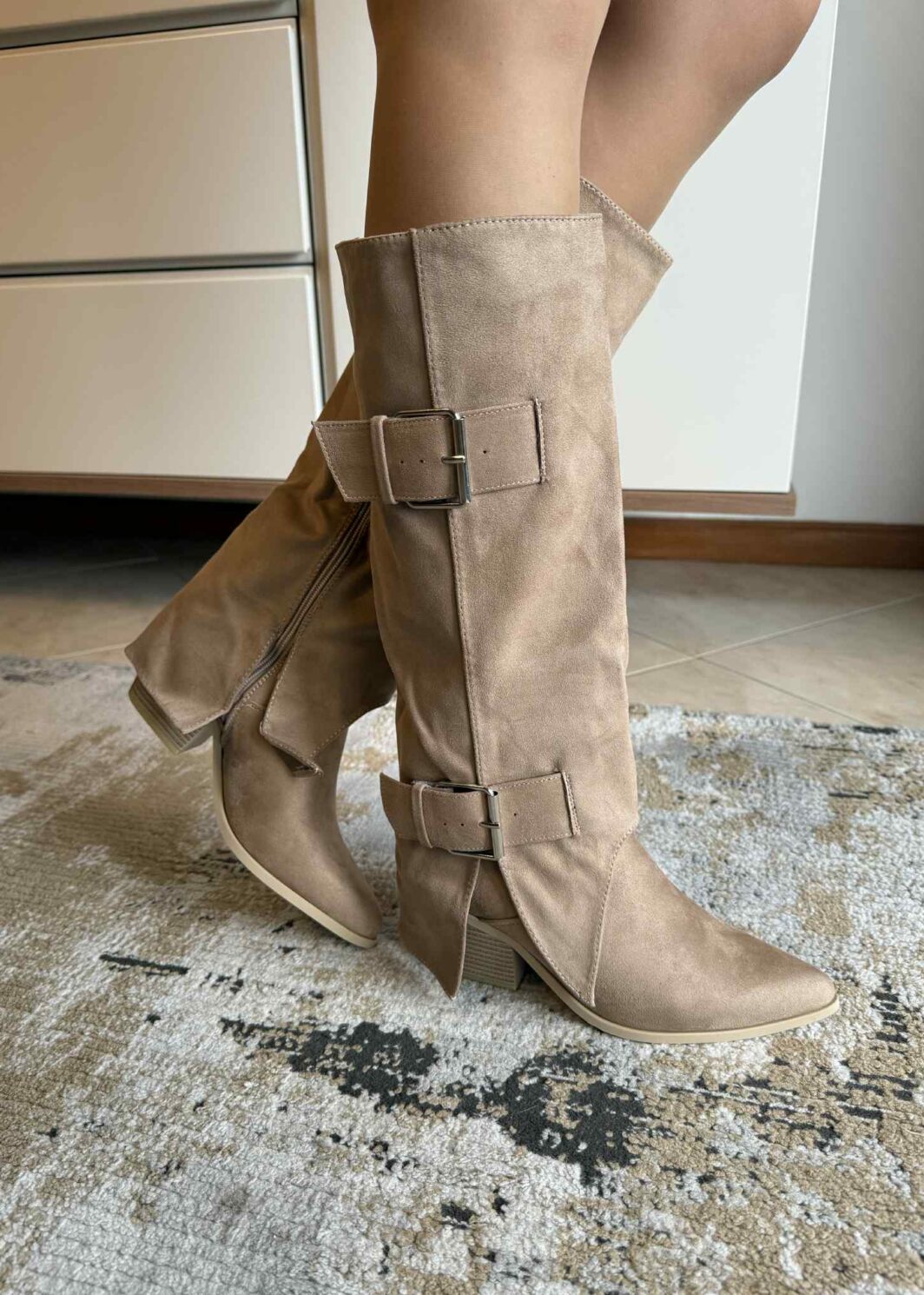 Bota Cano Dobrado Com Fivelas - Bege