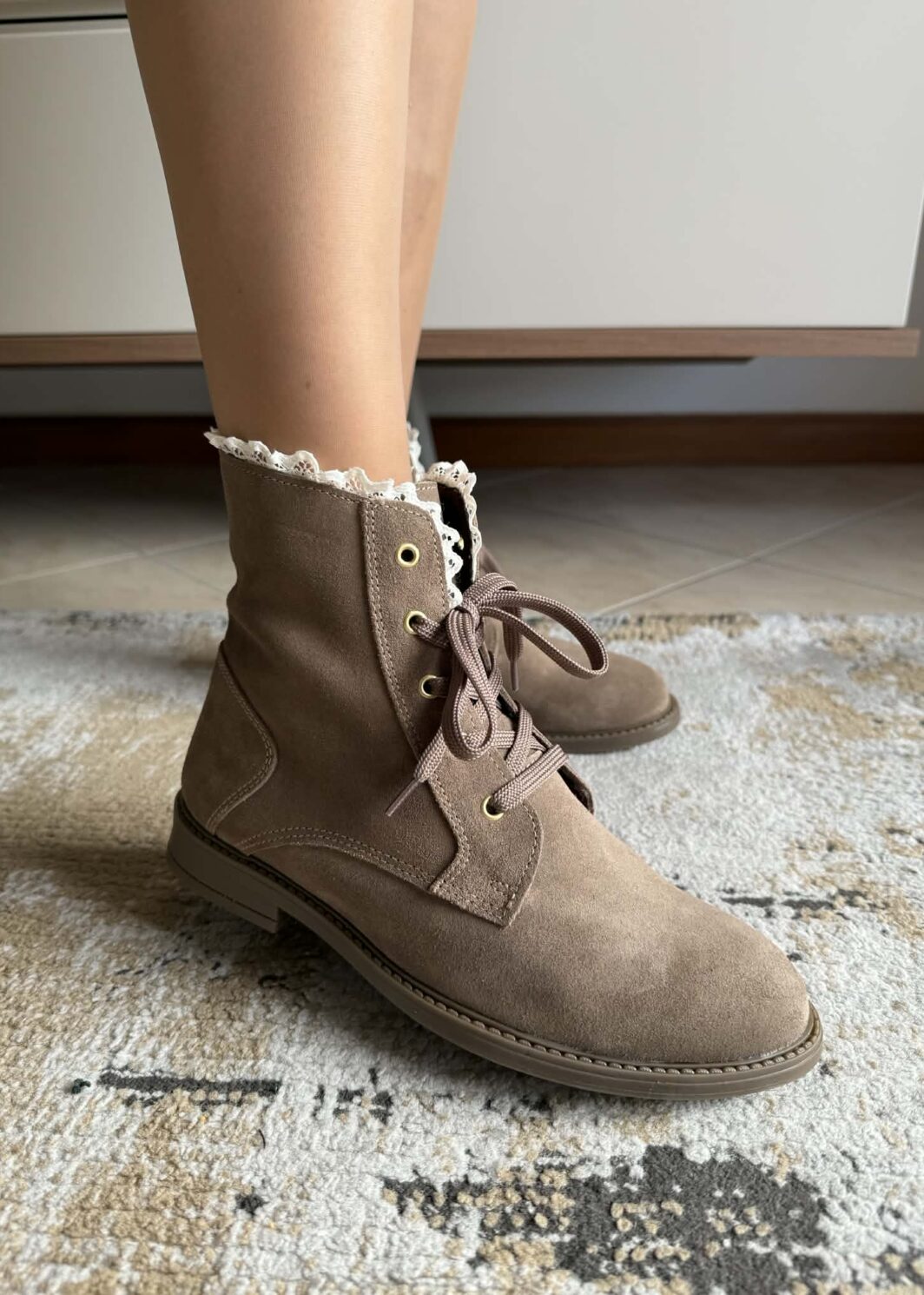 Bota Camurça Com Rendinha