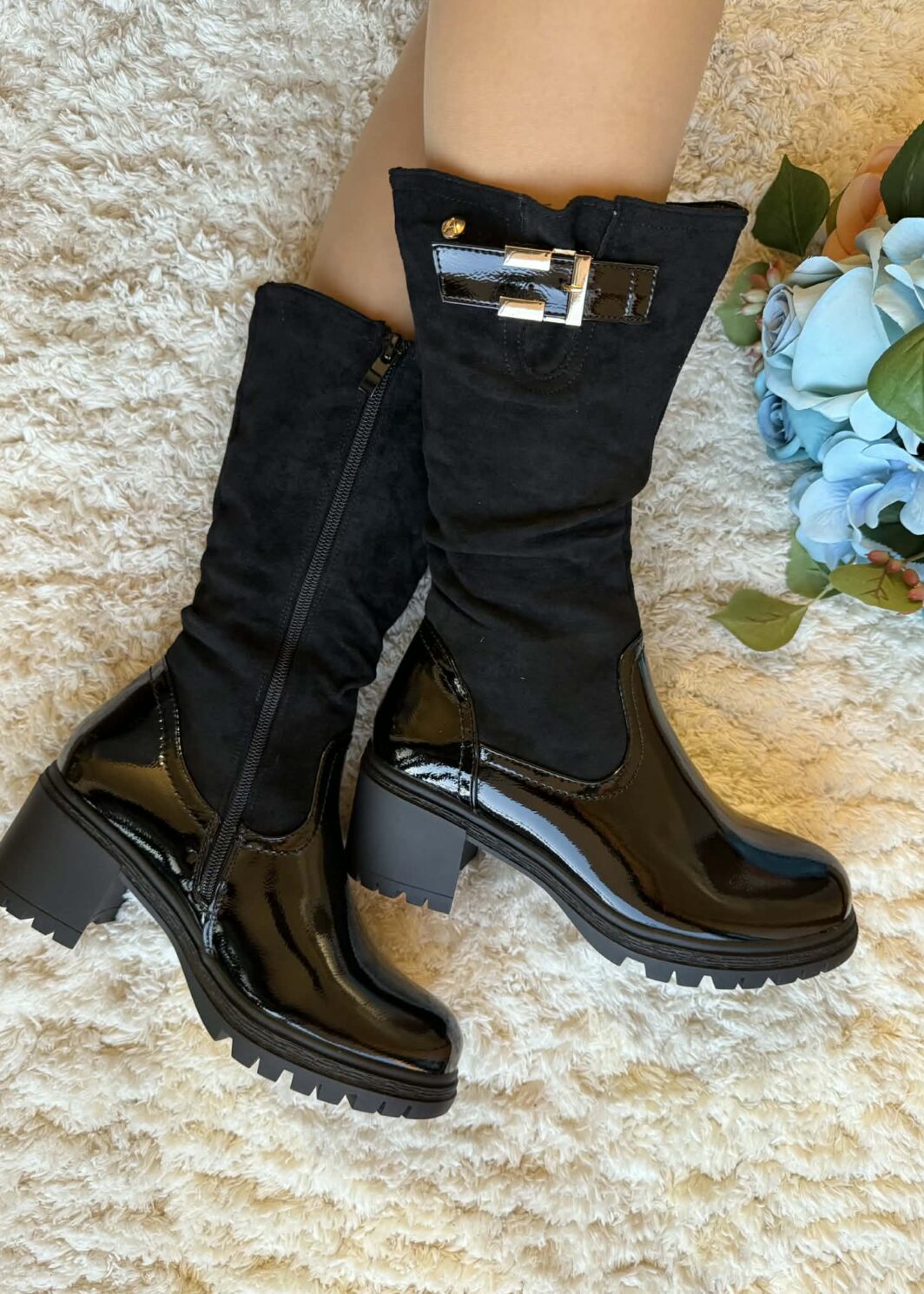 Bota de cano detalhe envernizado