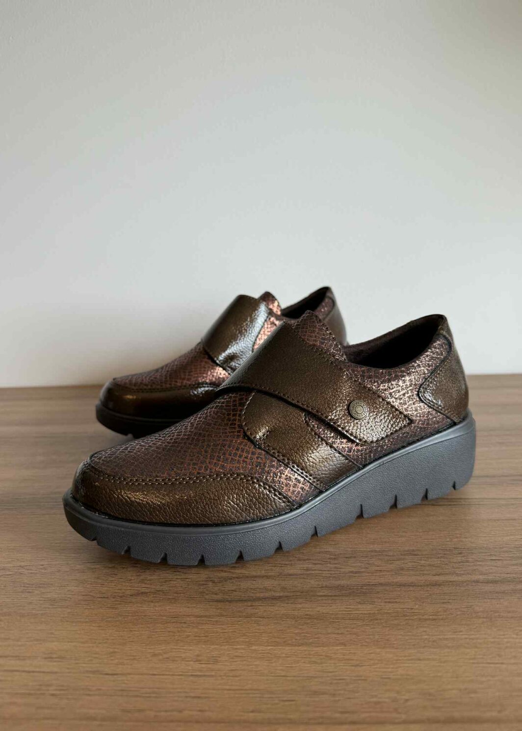 Sapato Virucci com velcro