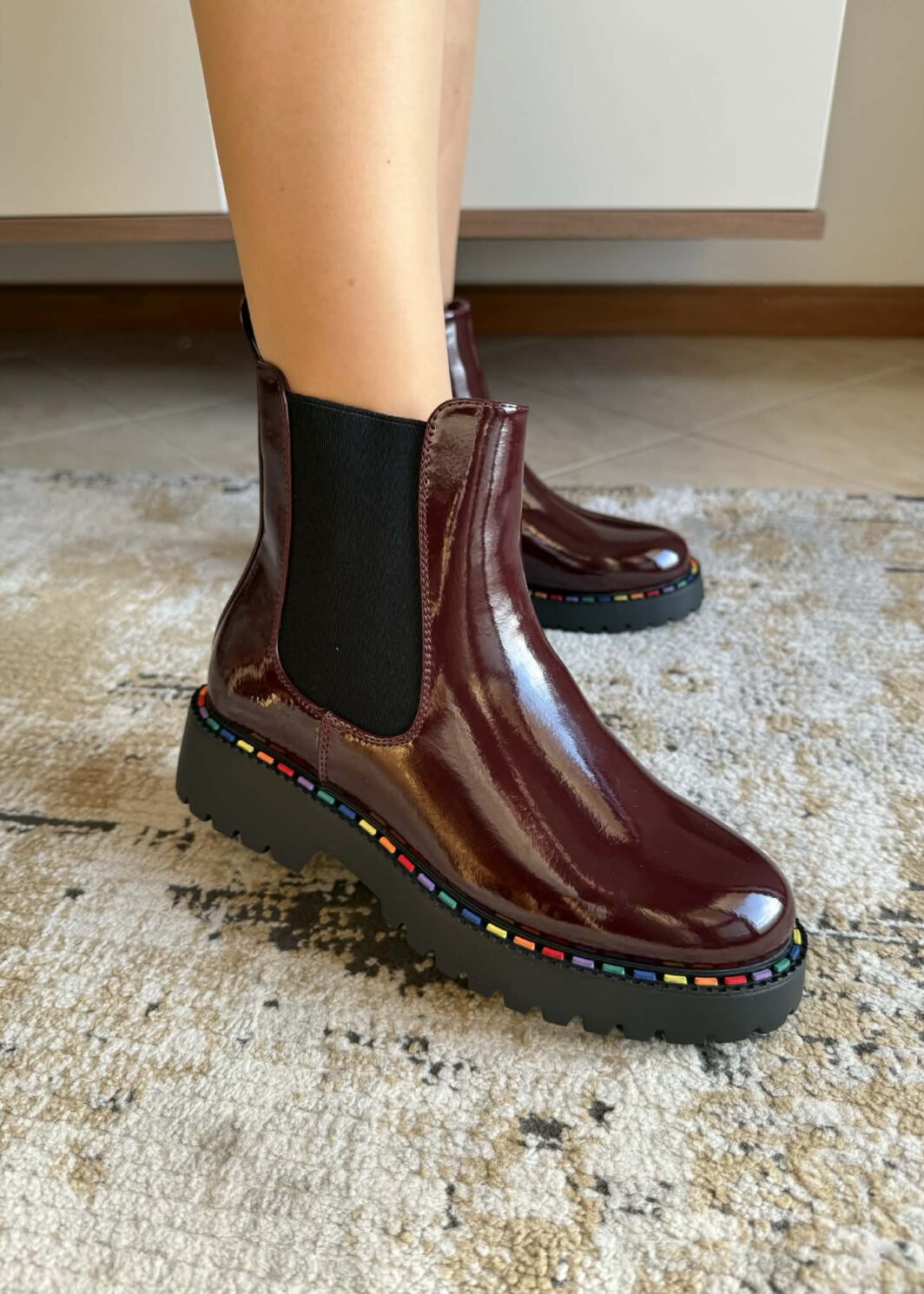 Bota vinho com detalhe arco-íris