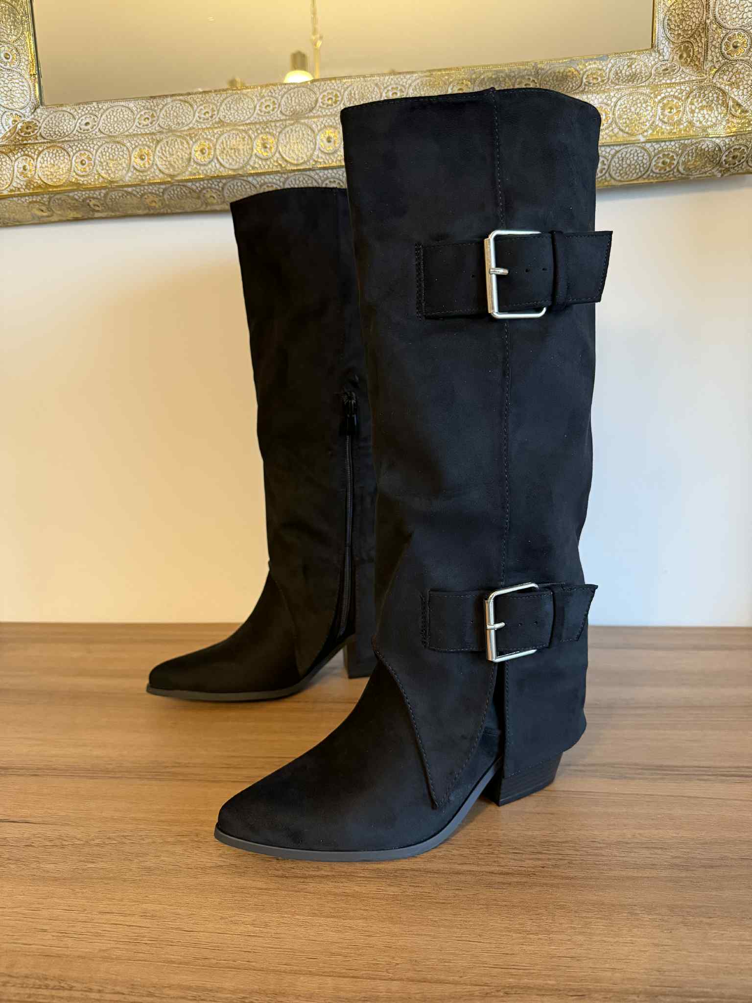 Bota Cano Dobrado Com Fivelas - Preto