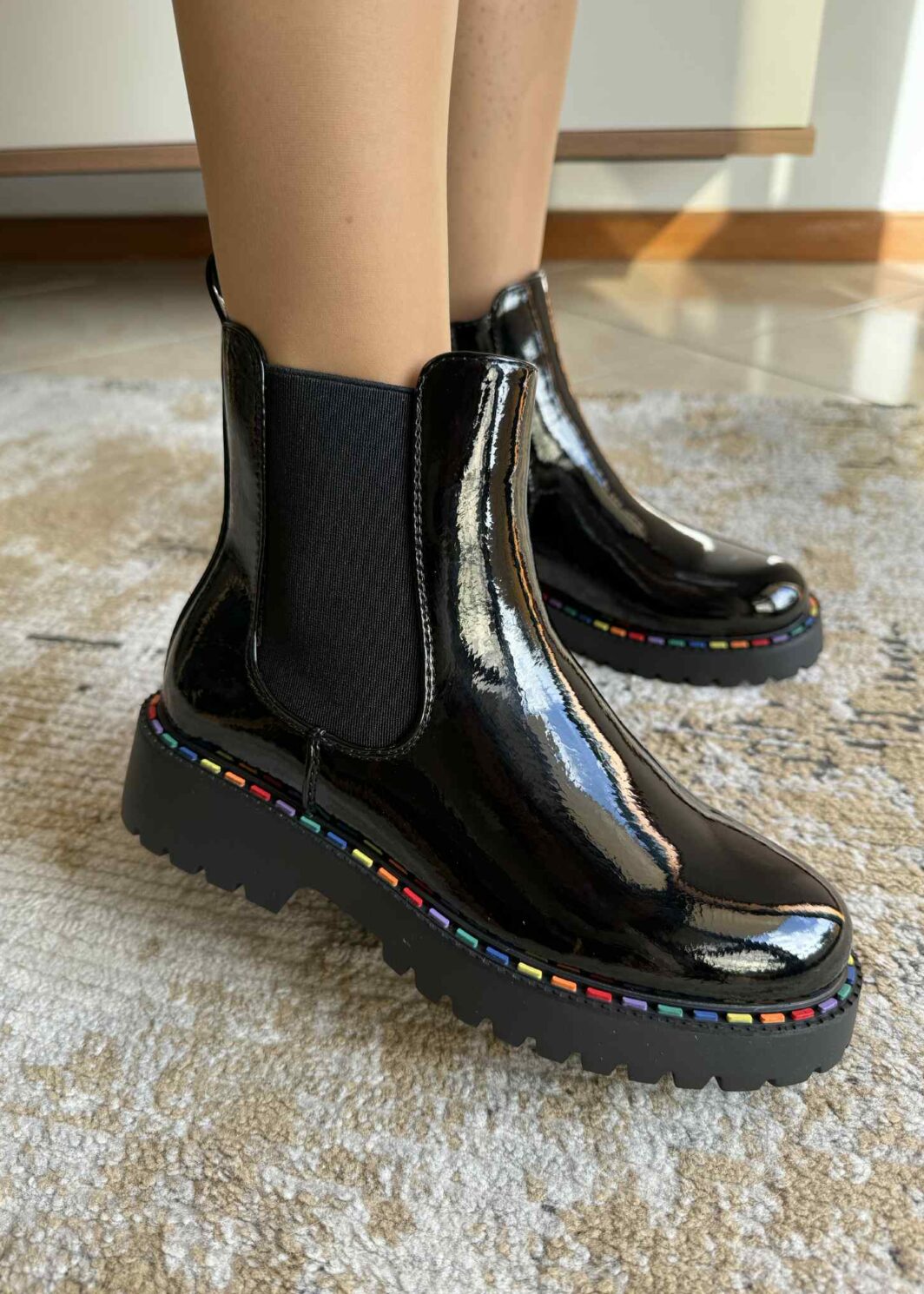 Bota preta com detalhe arco-íris