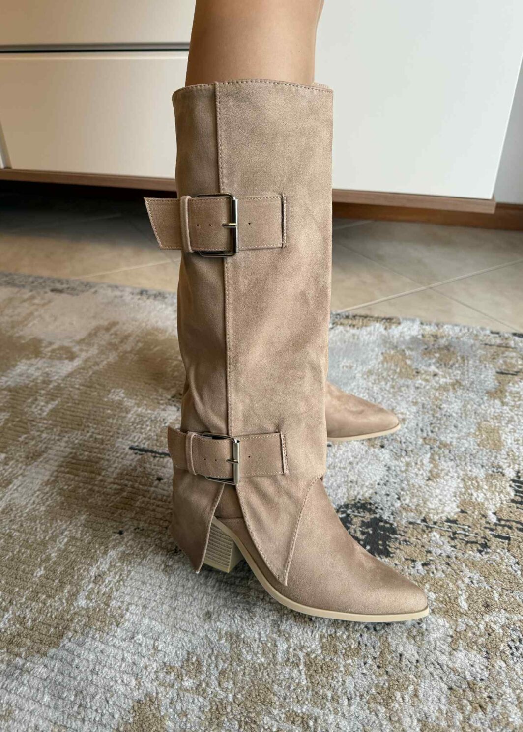 Bota Cano Dobrado Com Fivelas - Bege