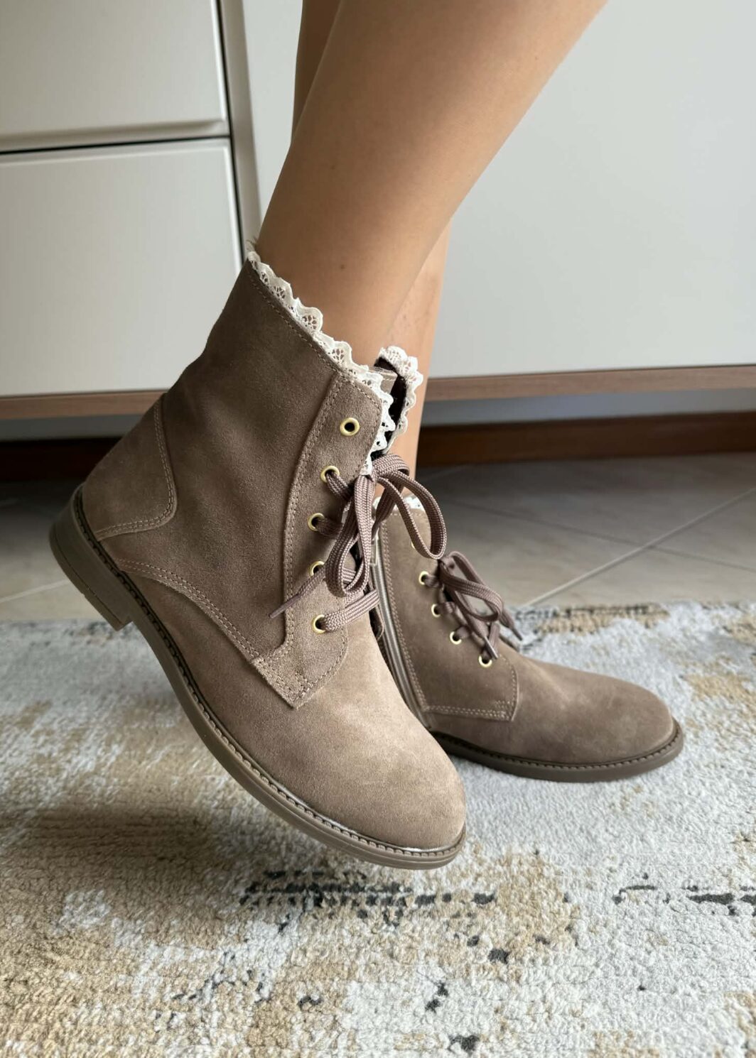 Bota Camurça Com Rendinha