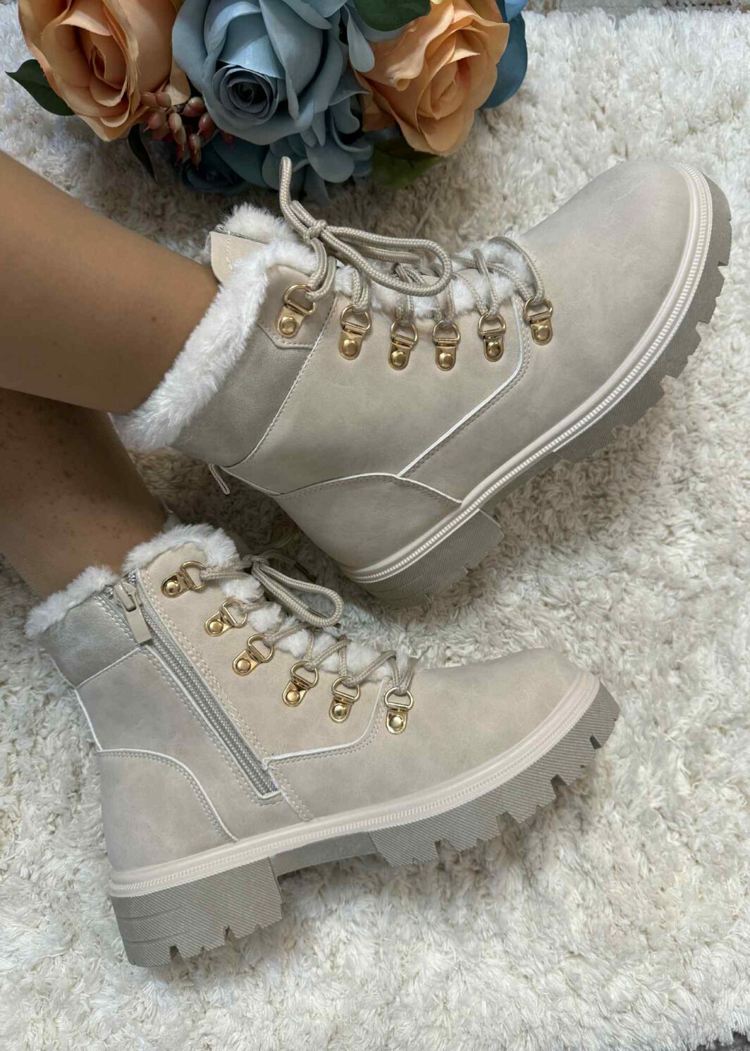 Bota Saltars Com Pelinho - Bege