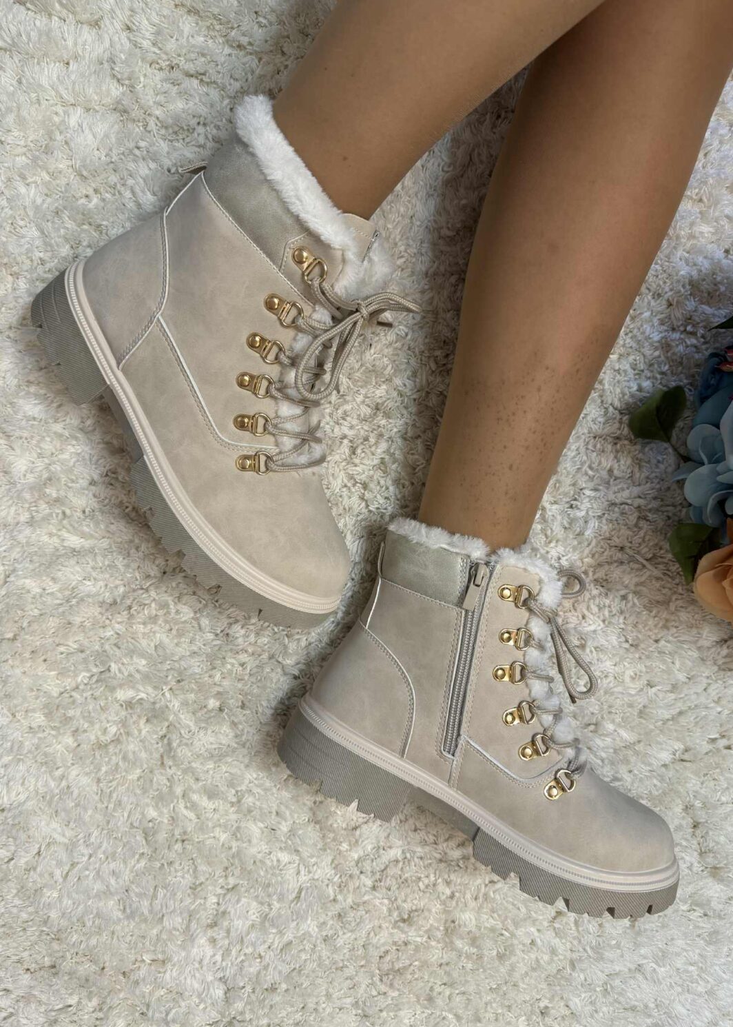 Bota Saltars Com Pelinho - Bege