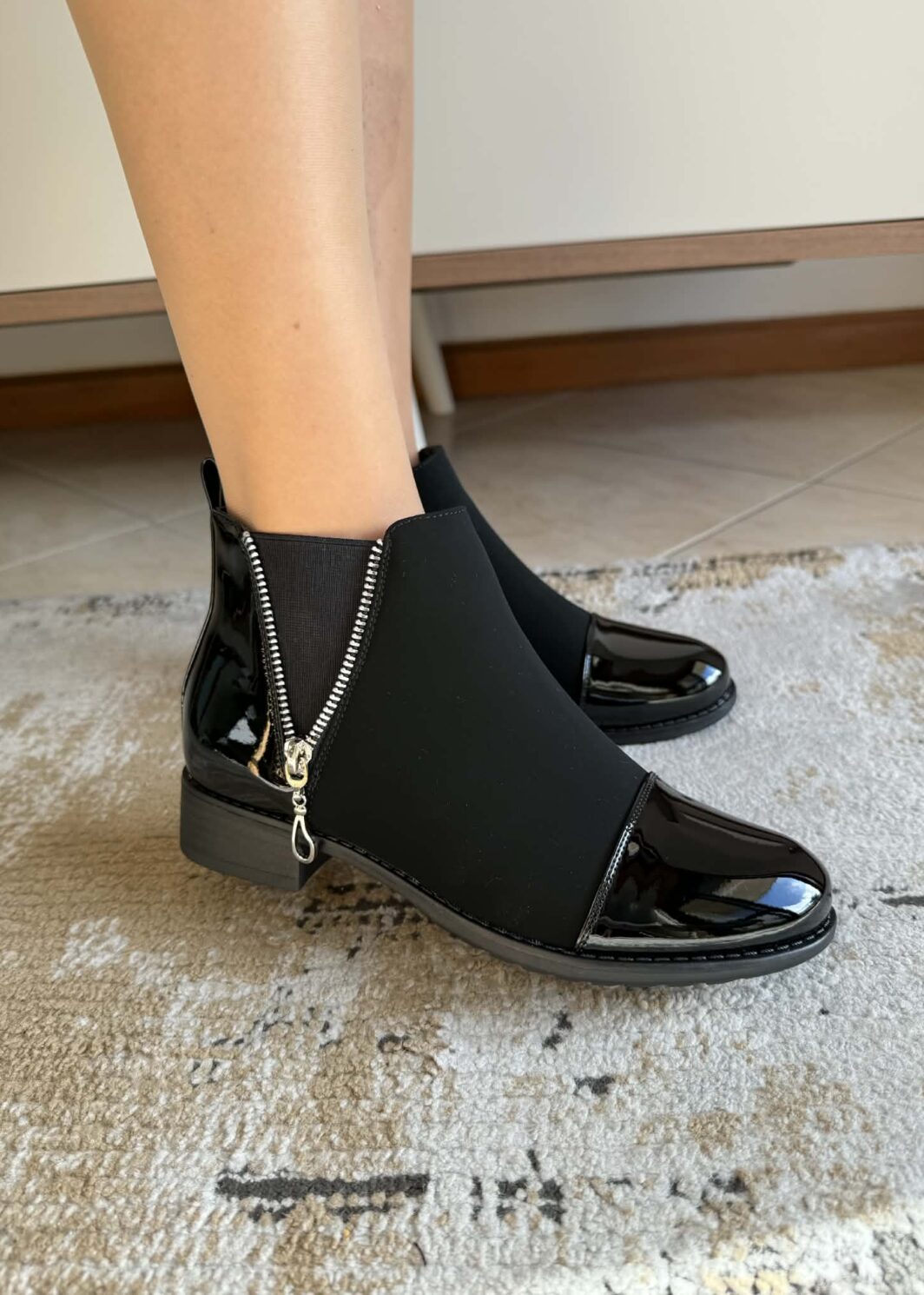 Botim detalhes envernizados preto