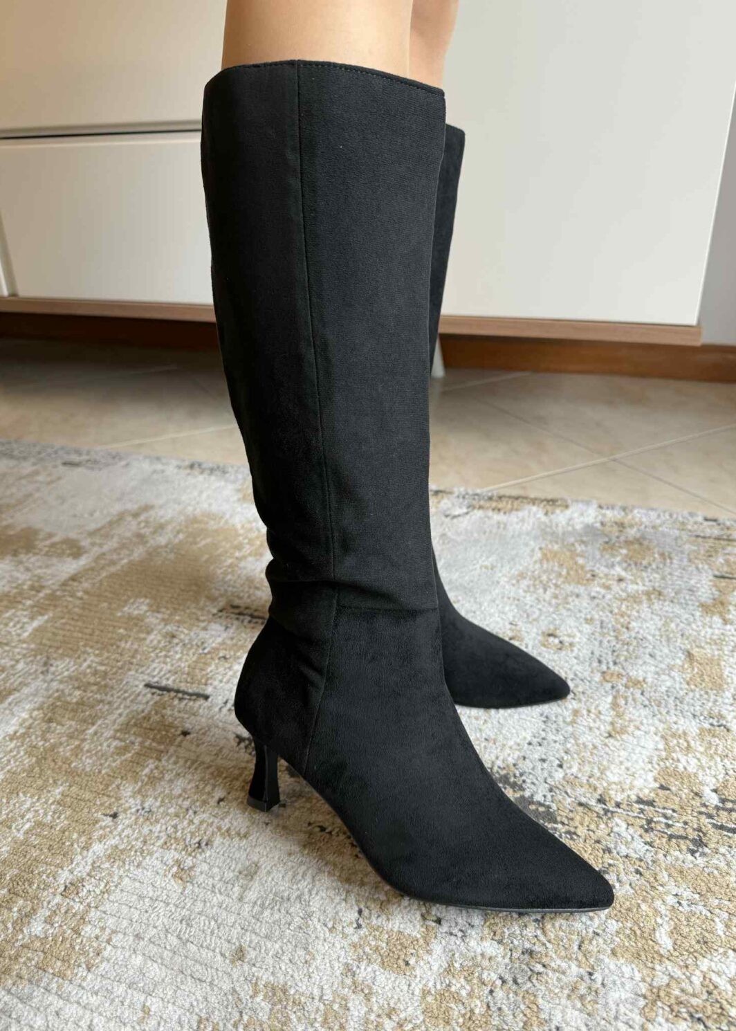 Bota de cano tacão kitten camurça