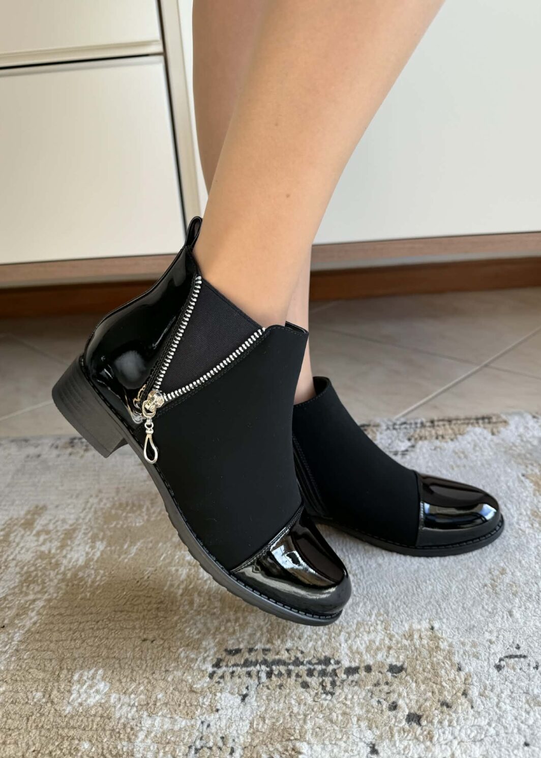 Botim detalhes envernizados preto