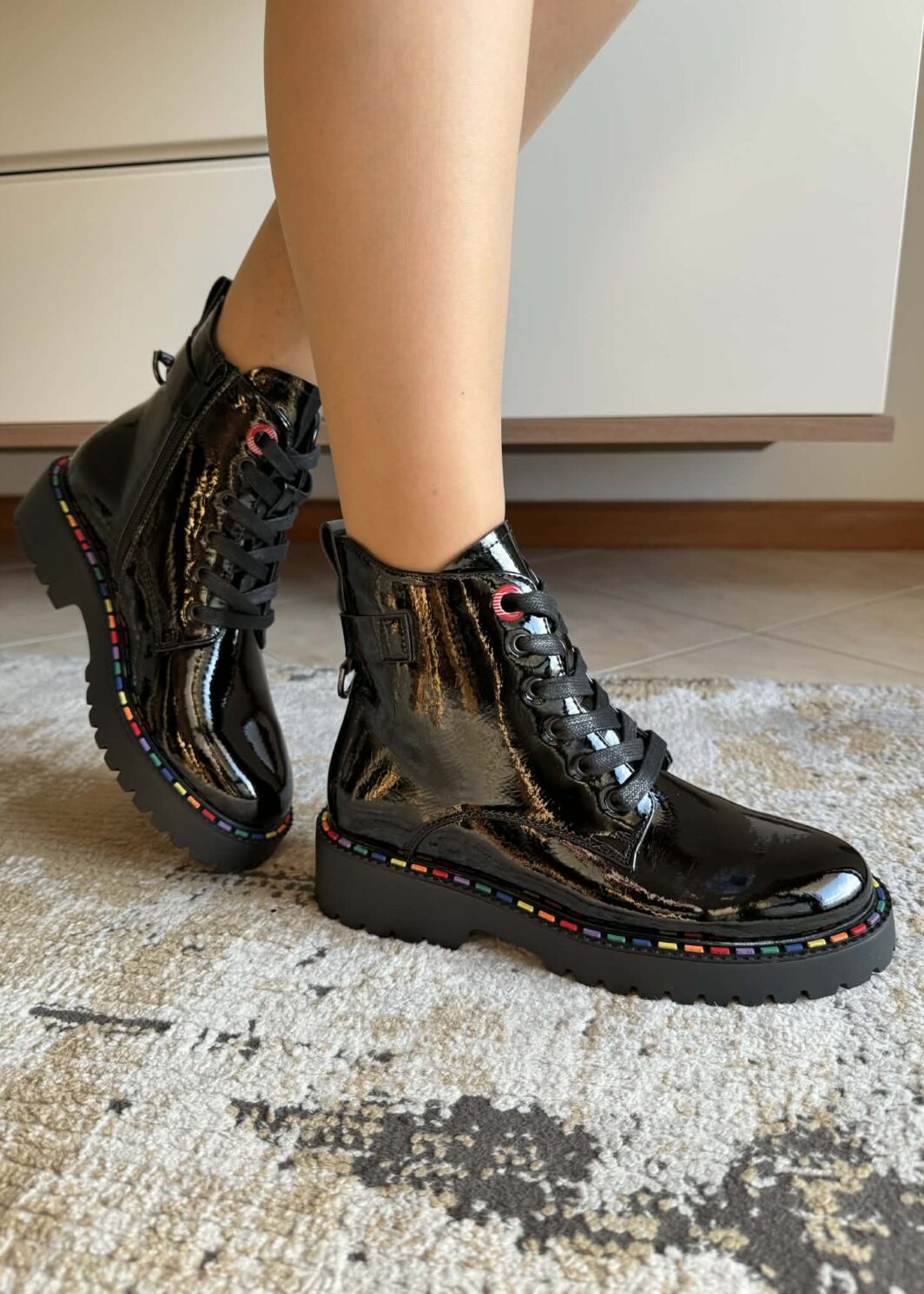 Bota preta militar arco-íris