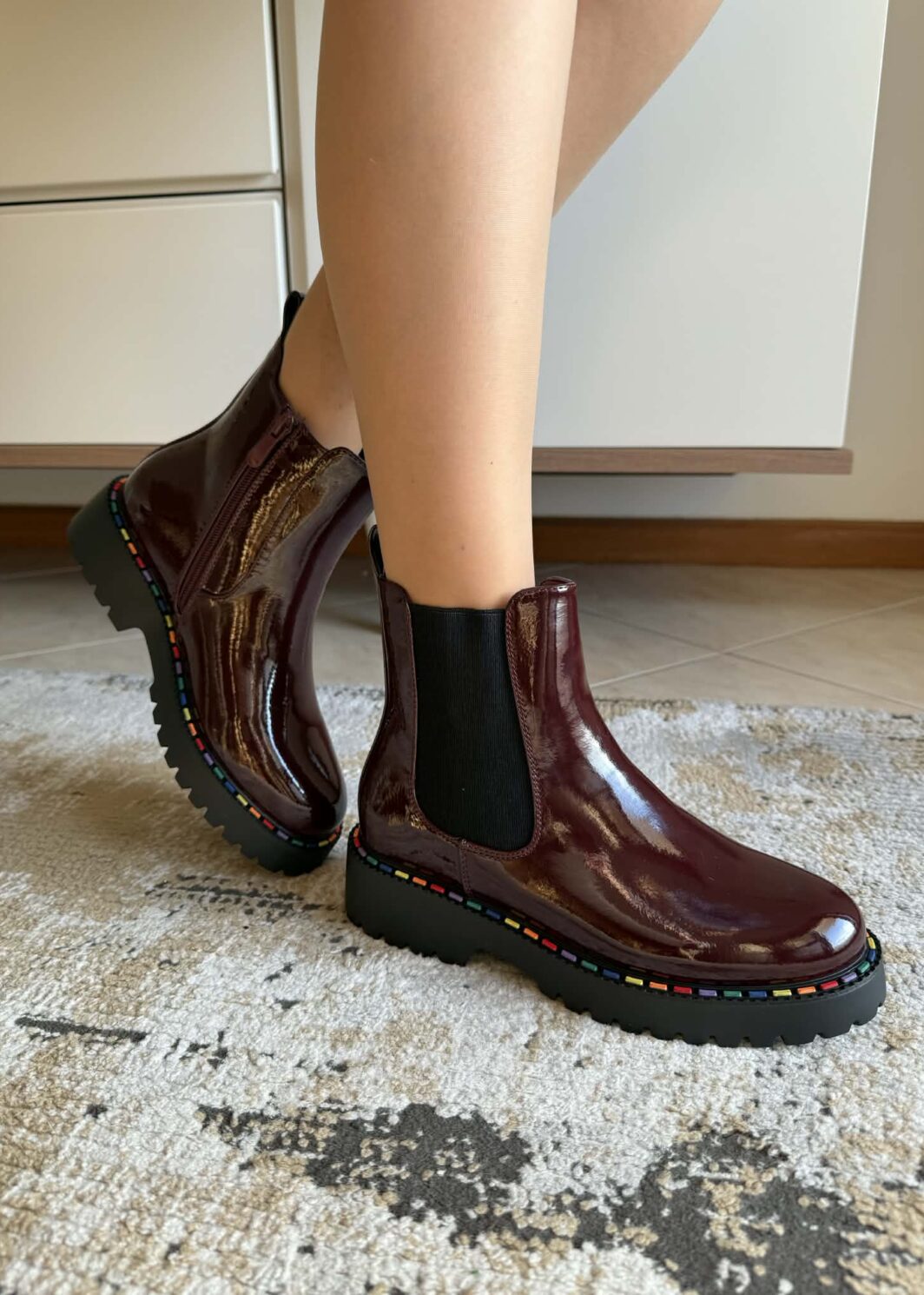 Bota vinho com detalhe arco-íris