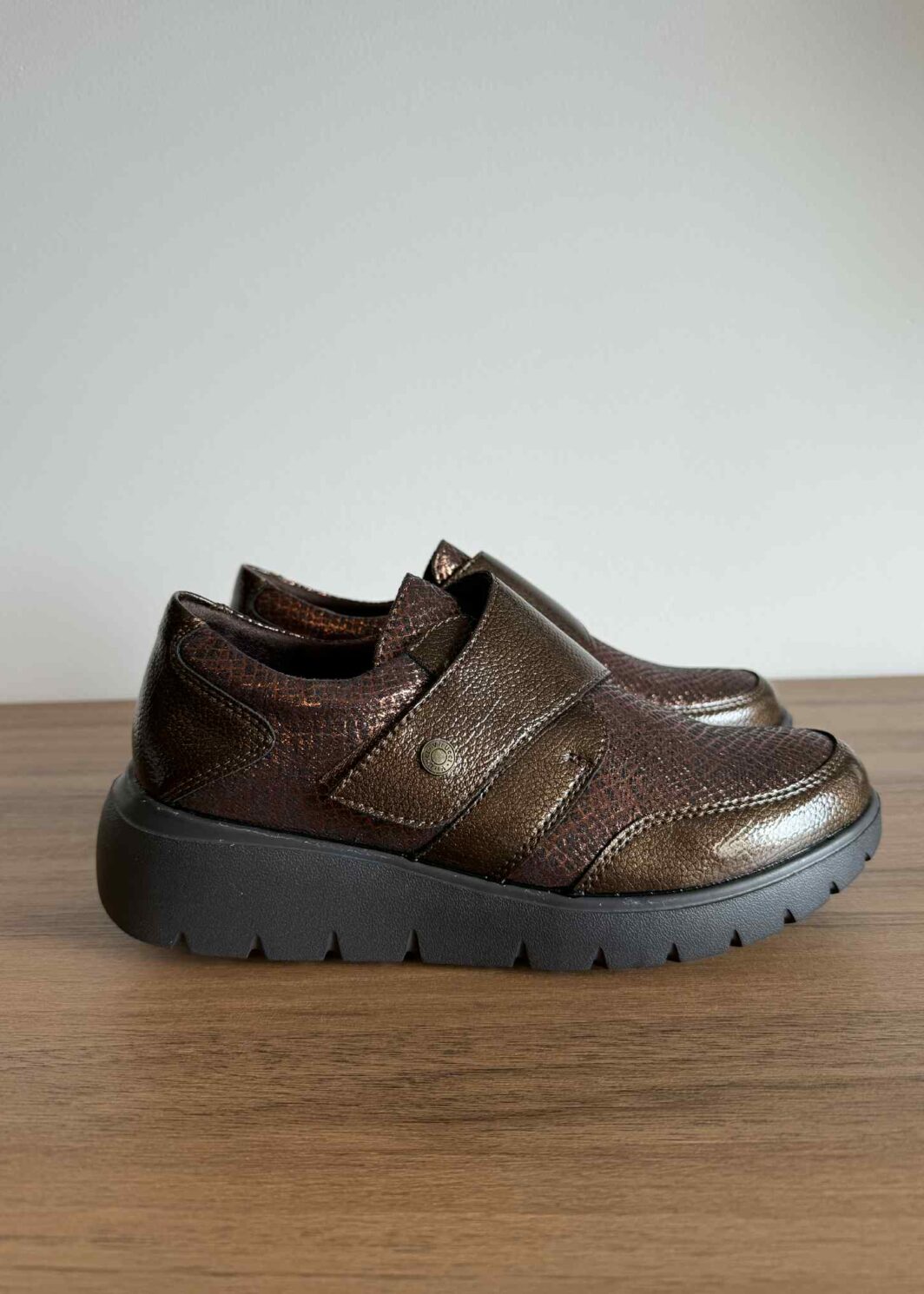 Sapato Virucci com velcro