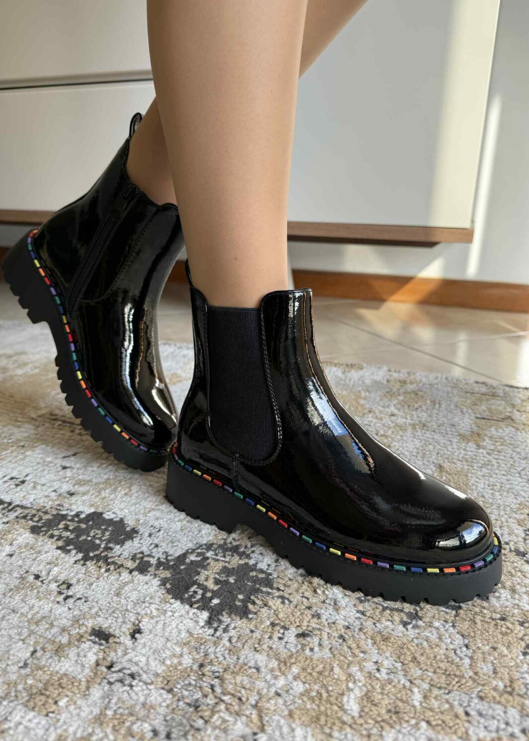 Bota preta com detalhe arco-íris