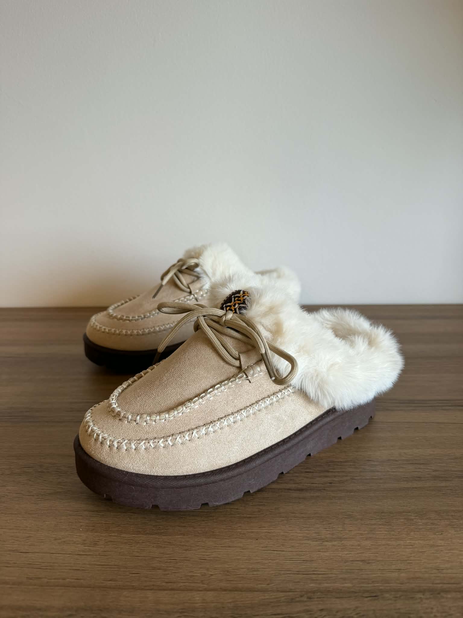 Chinelo de rua com pelinho - Bege