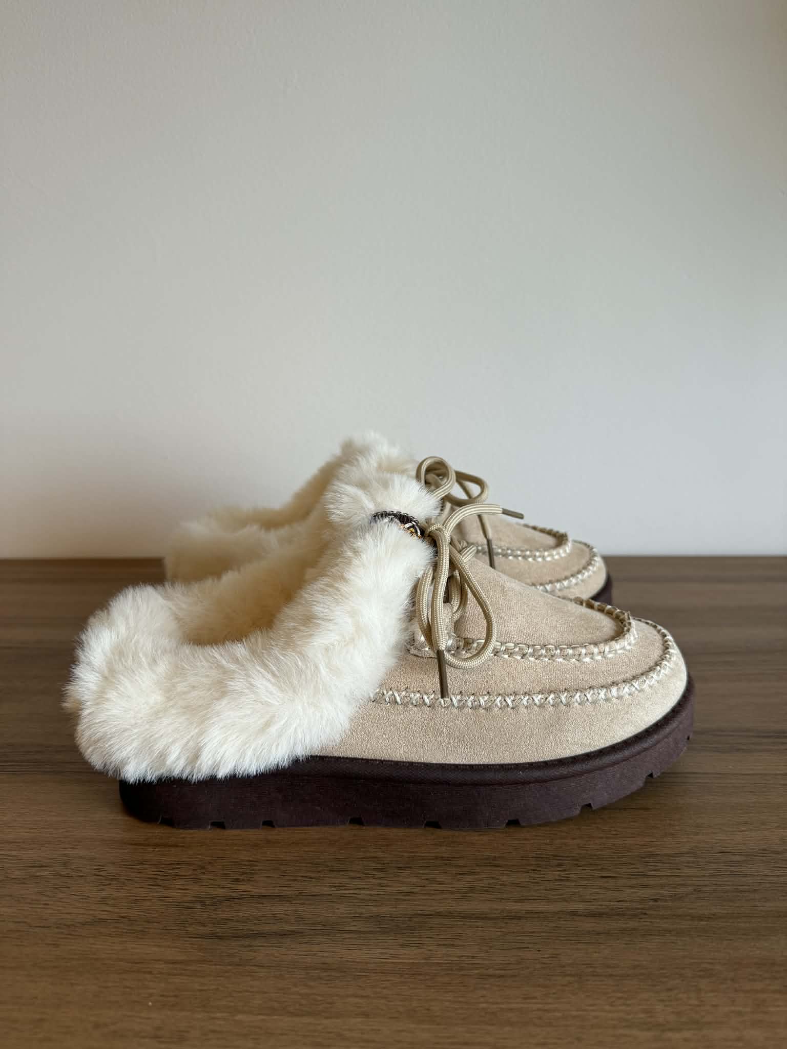 Chinelo de rua com pelinho - Bege