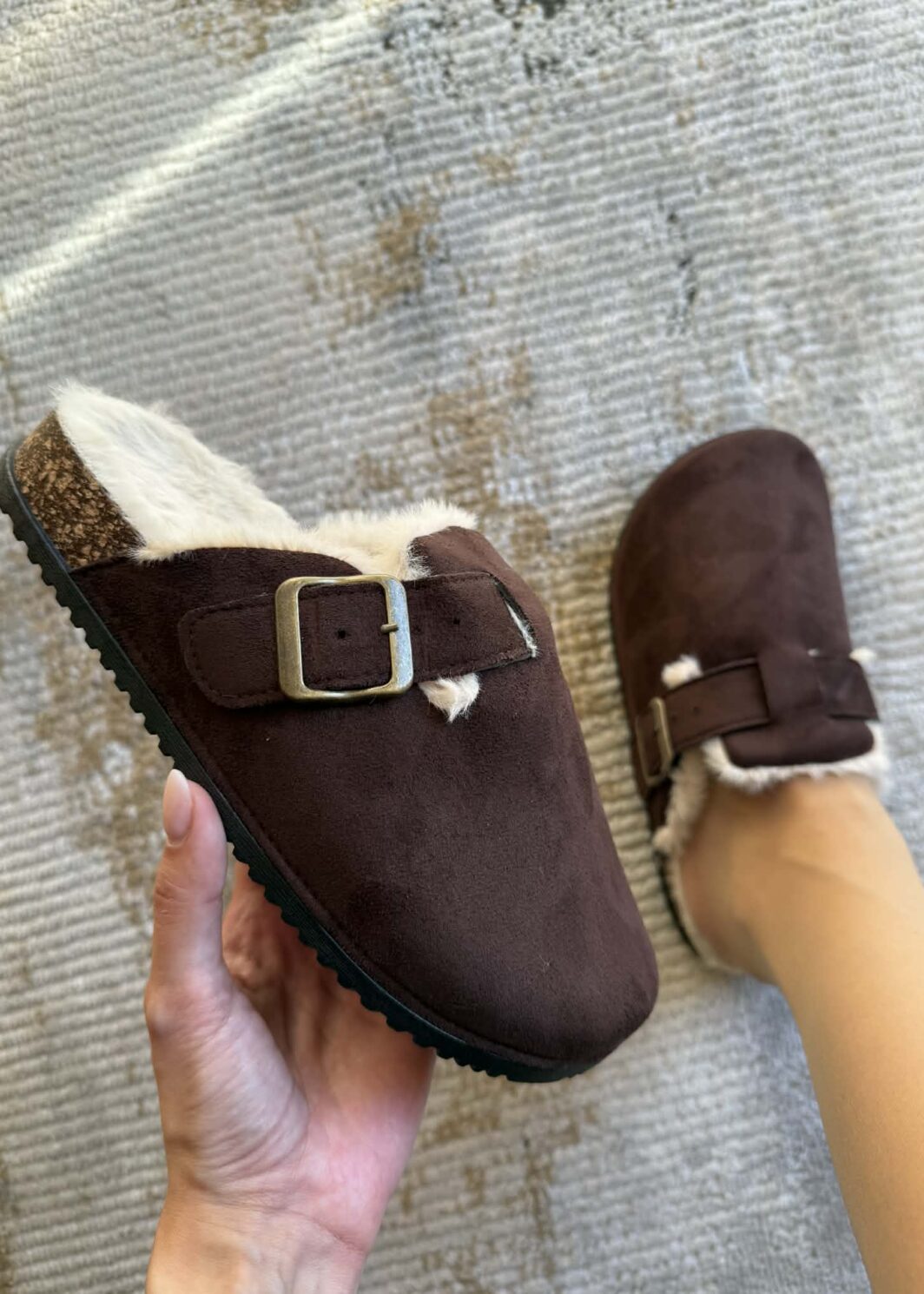 Clogs Com Pelinho Castanho