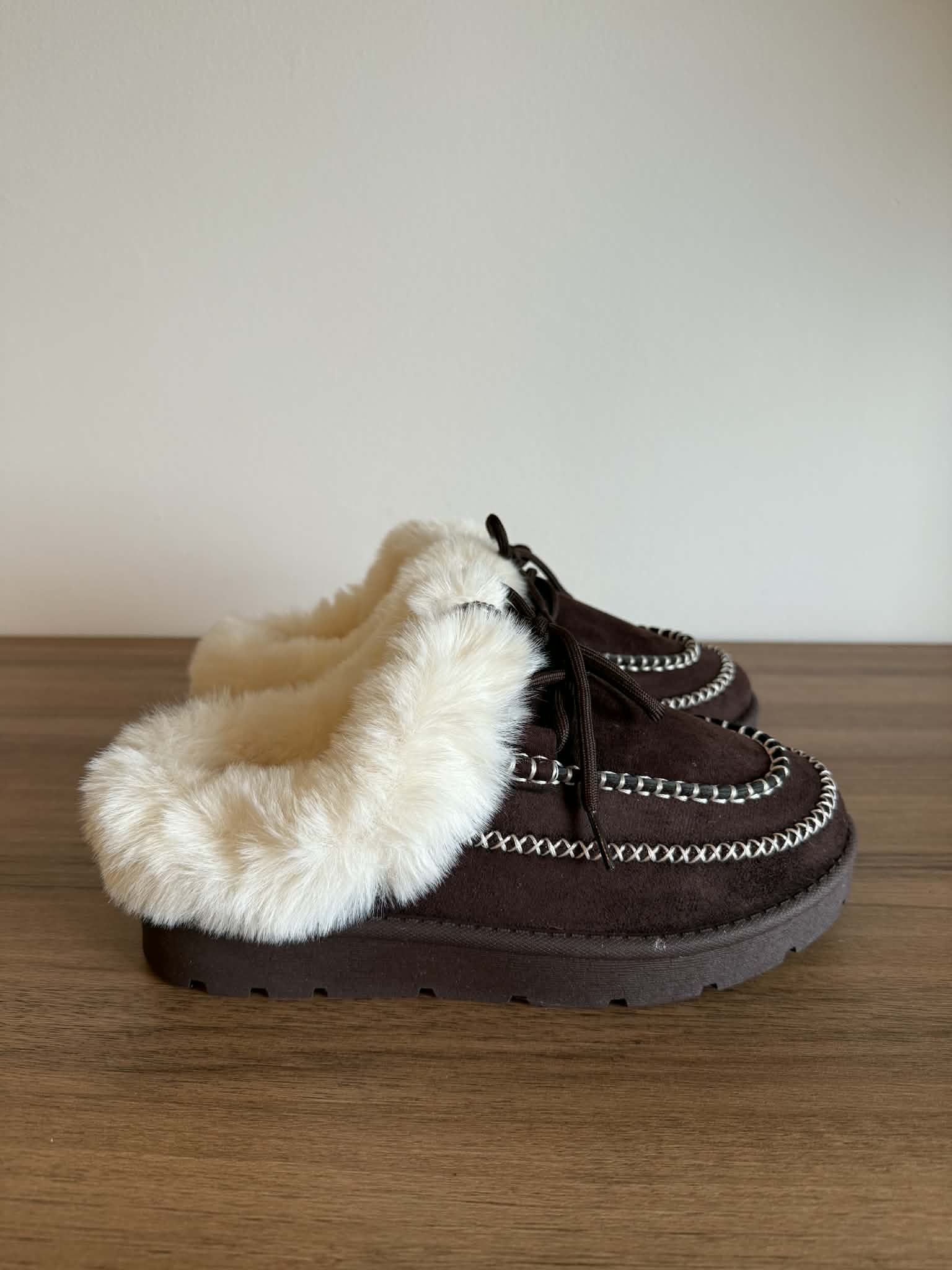 Chinelo de rua com pelinho - Castanho