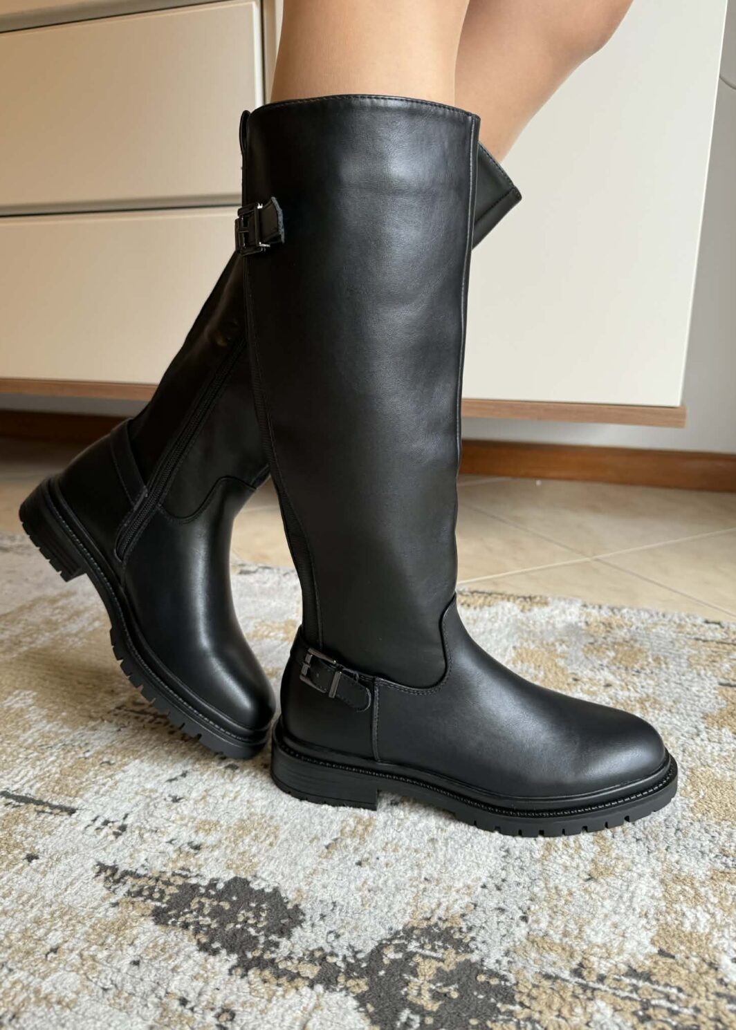 Bota Cano Alto Detalhe Fivelas