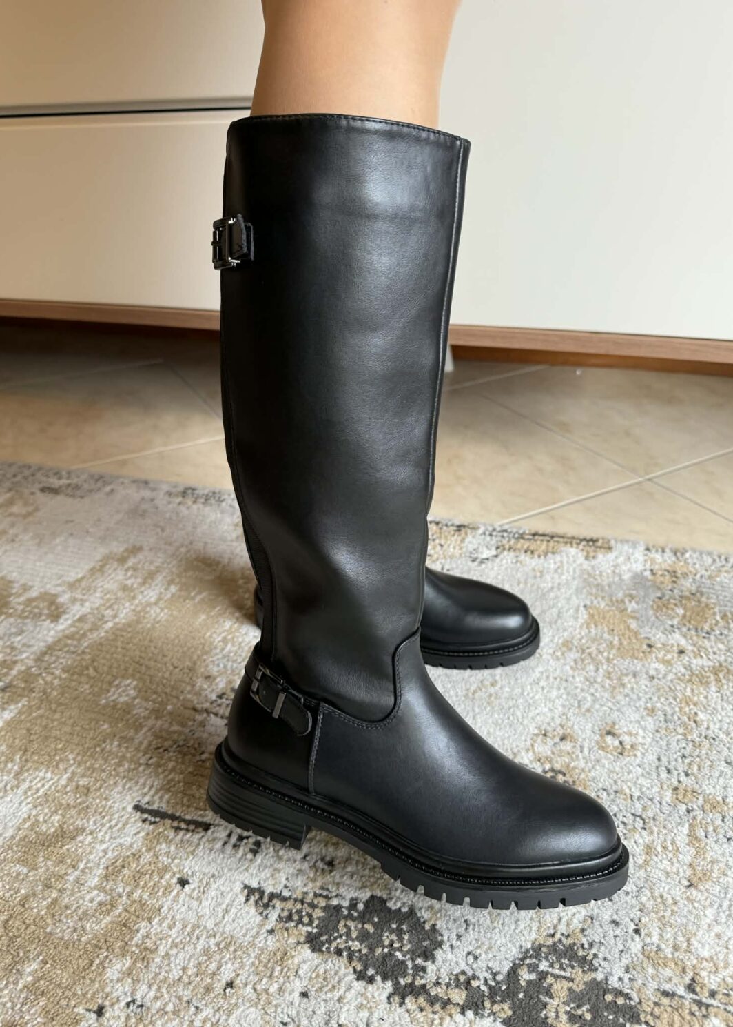 Bota Cano Alto Detalhe Fivelas