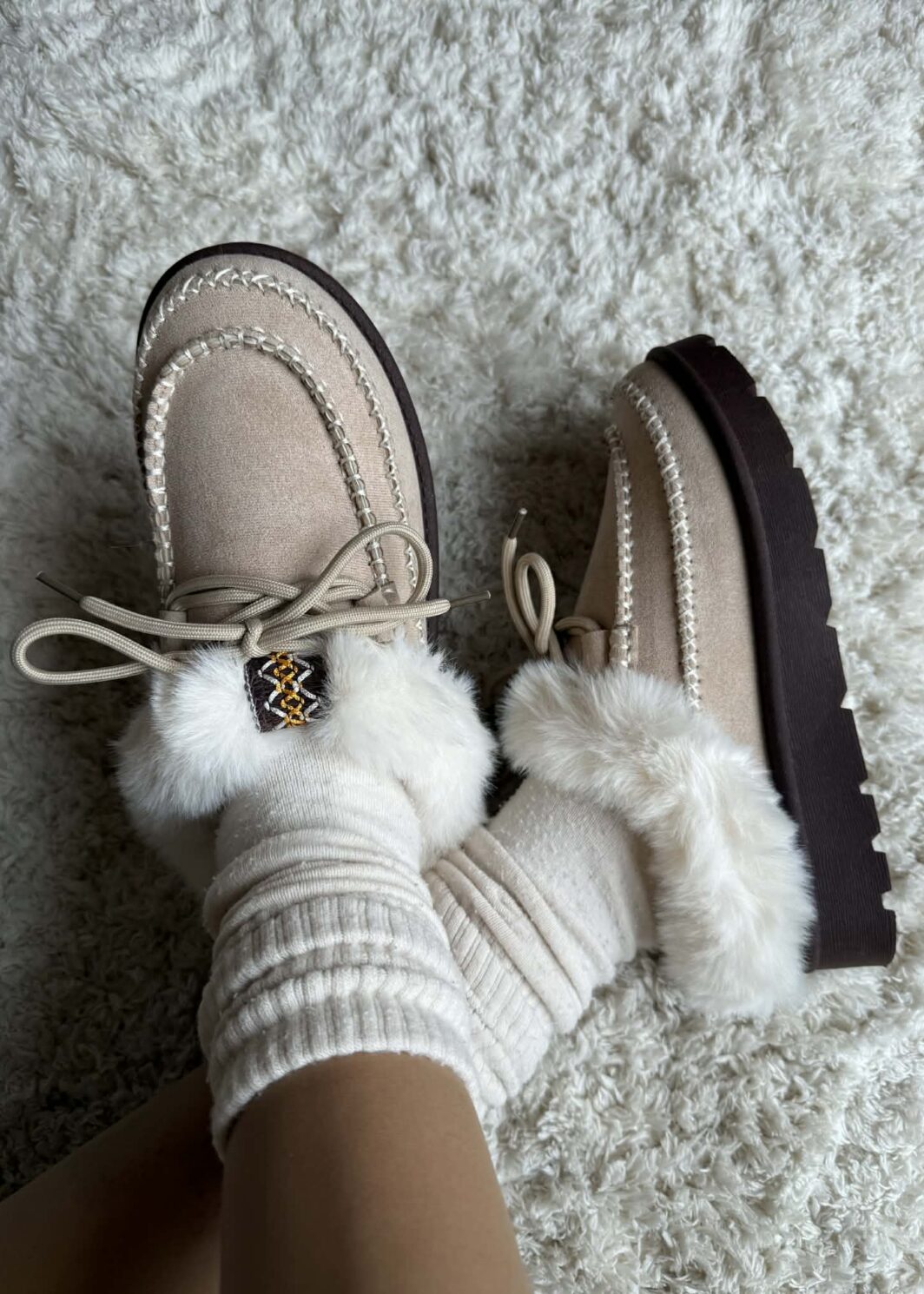 Chinelo de rua com pelinho - Bege