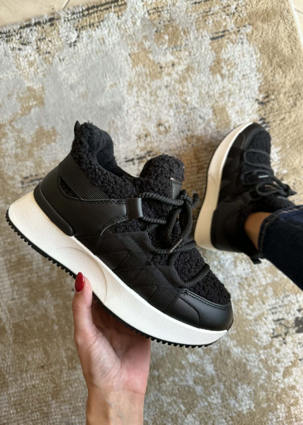 Sapatilha Preta com pelo