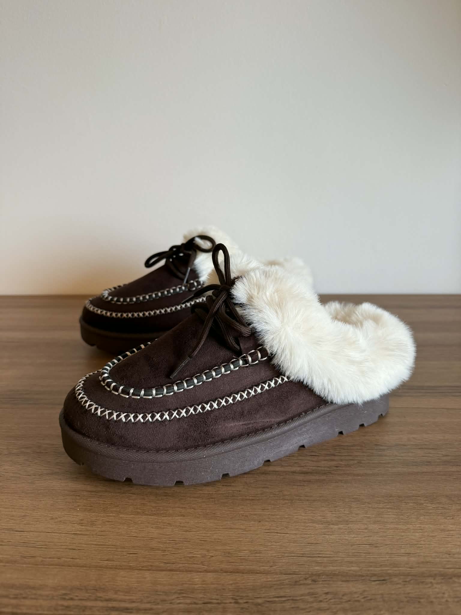 Chinelo de rua com pelinho - Castanho