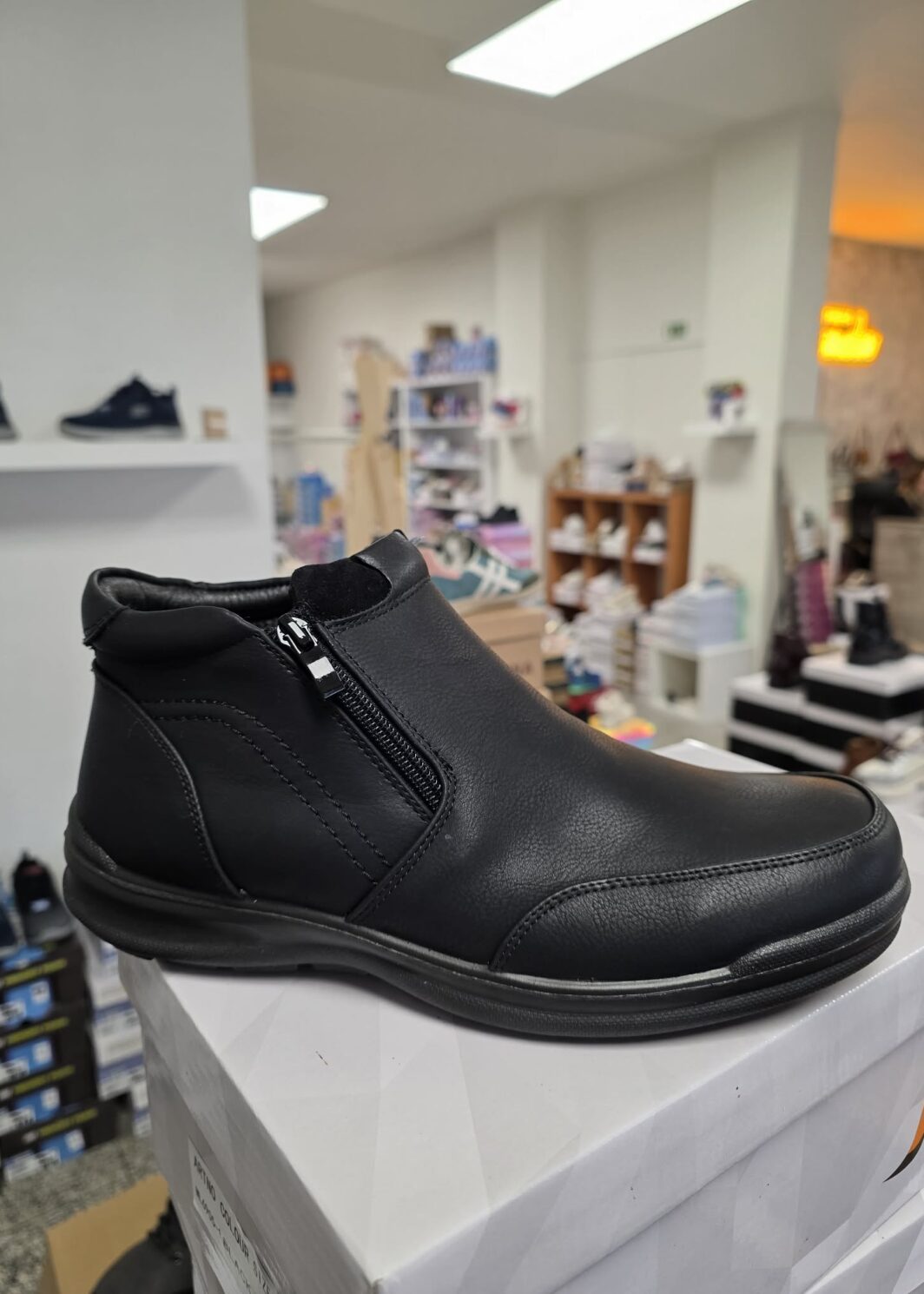 Bota com fechos e pêlo