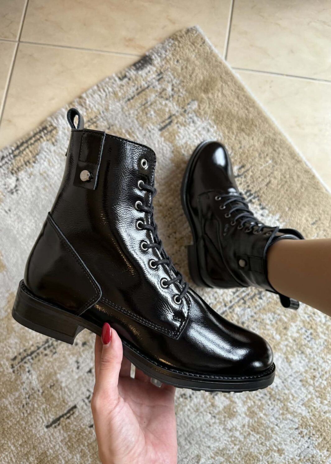 Botim estilo militar em pele envernizada - preto