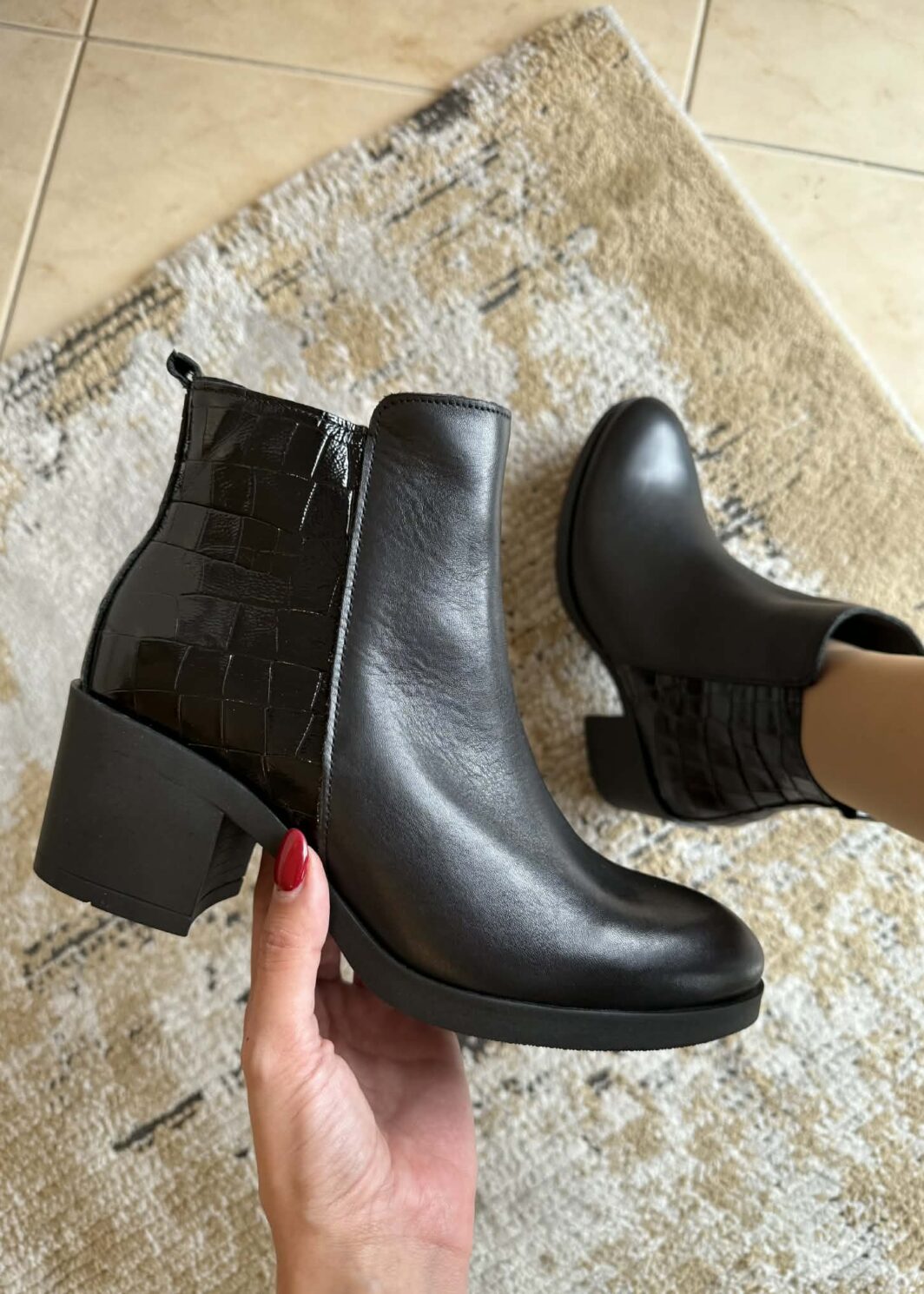 Botim em pele com detalhe croco e tacão
