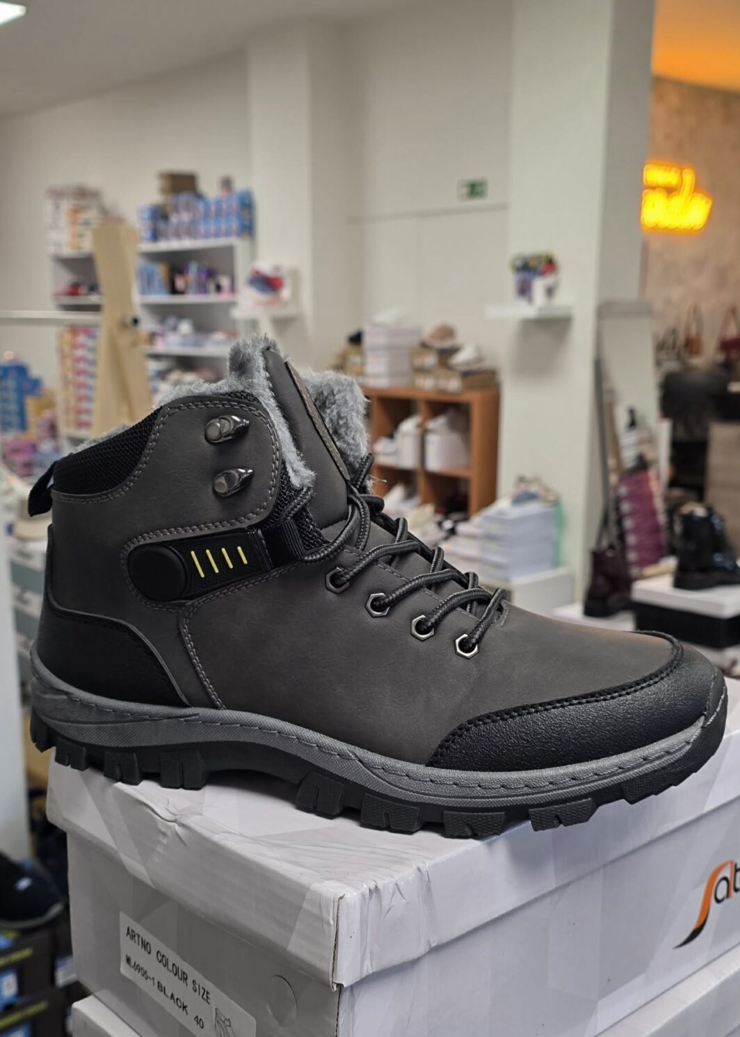 Bota Sport cinza com pêlo