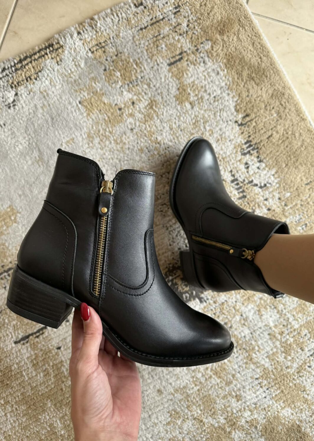 Botim em pele com tacão 4cm