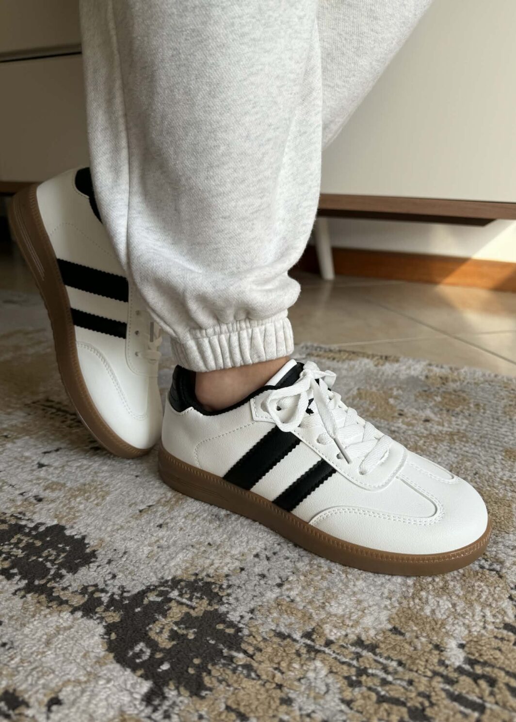 Sapatilha Branca Com Riscas Pretas