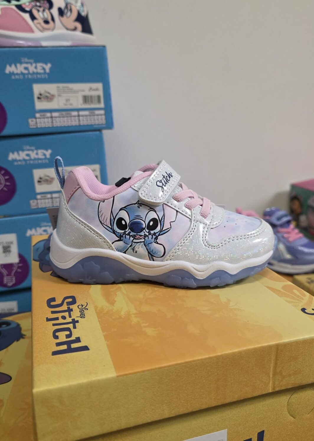 Sapatilha Stitch com luzes tie-dye