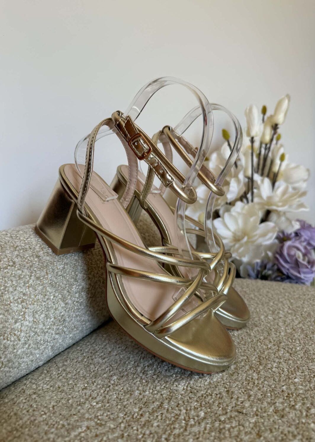 Sandália de salto com tiras cruzadas Dourado