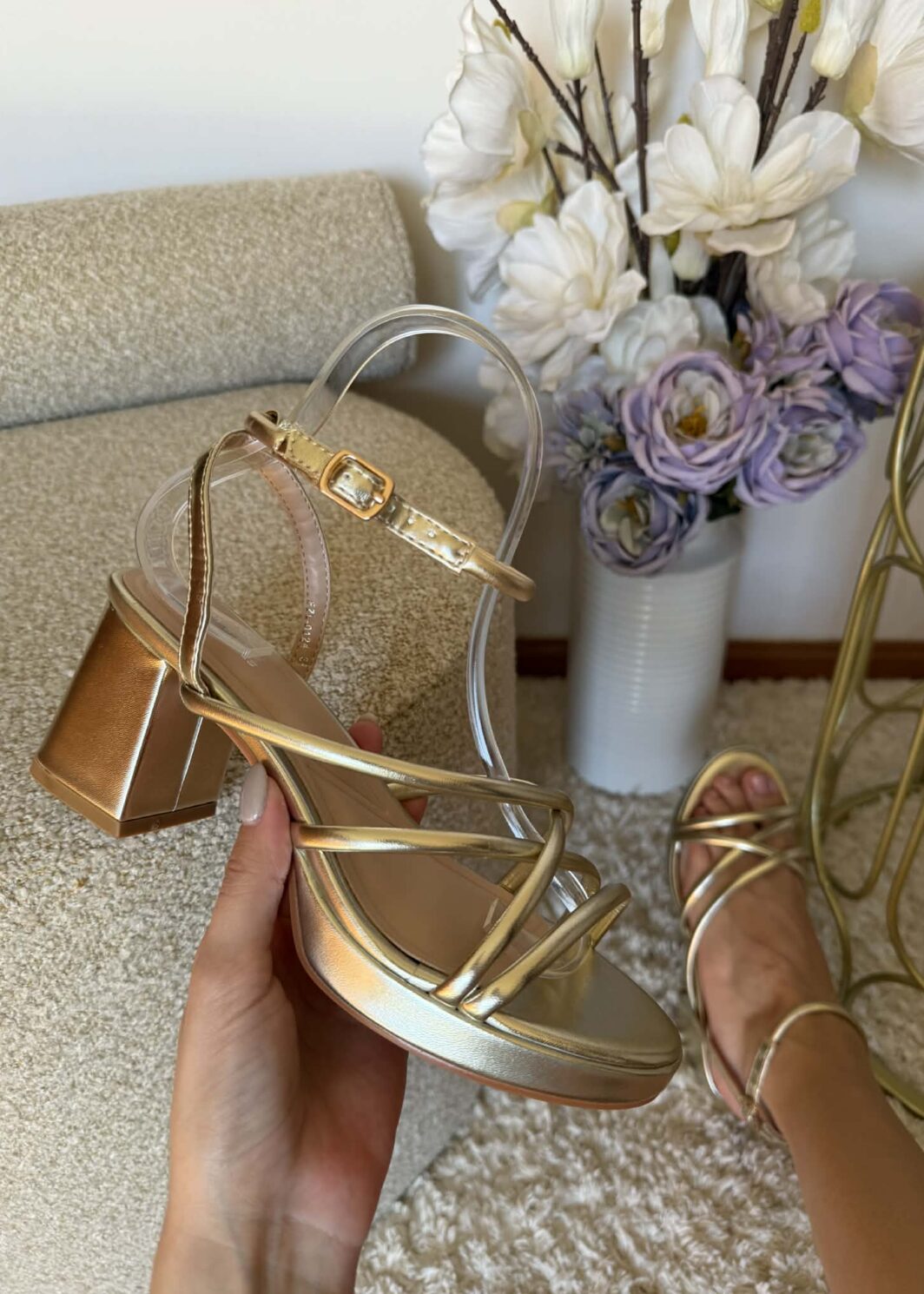 Sandália de salto com tiras cruzadas Dourado