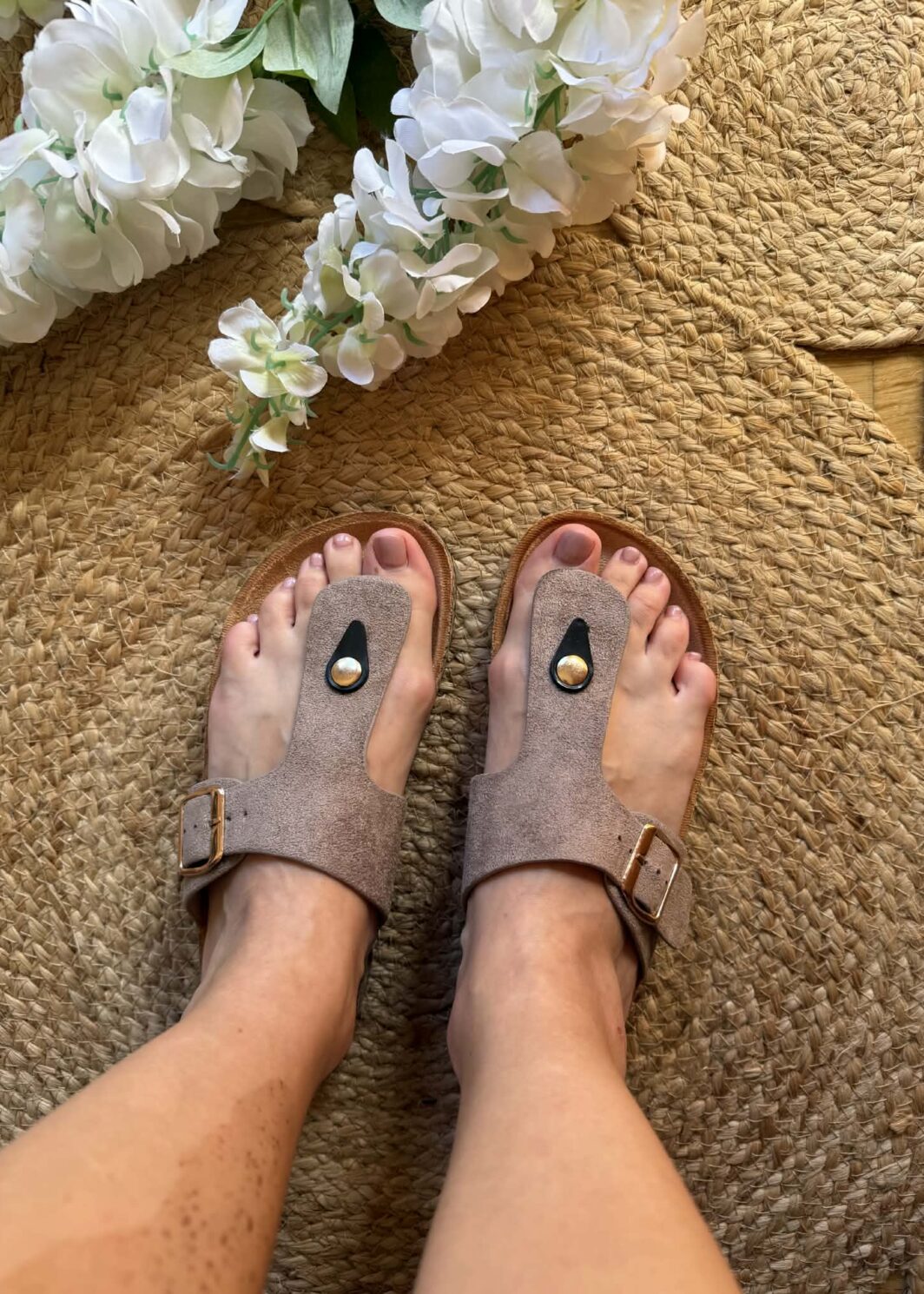 Chinelo de Dedo Com Fivela - Taupe