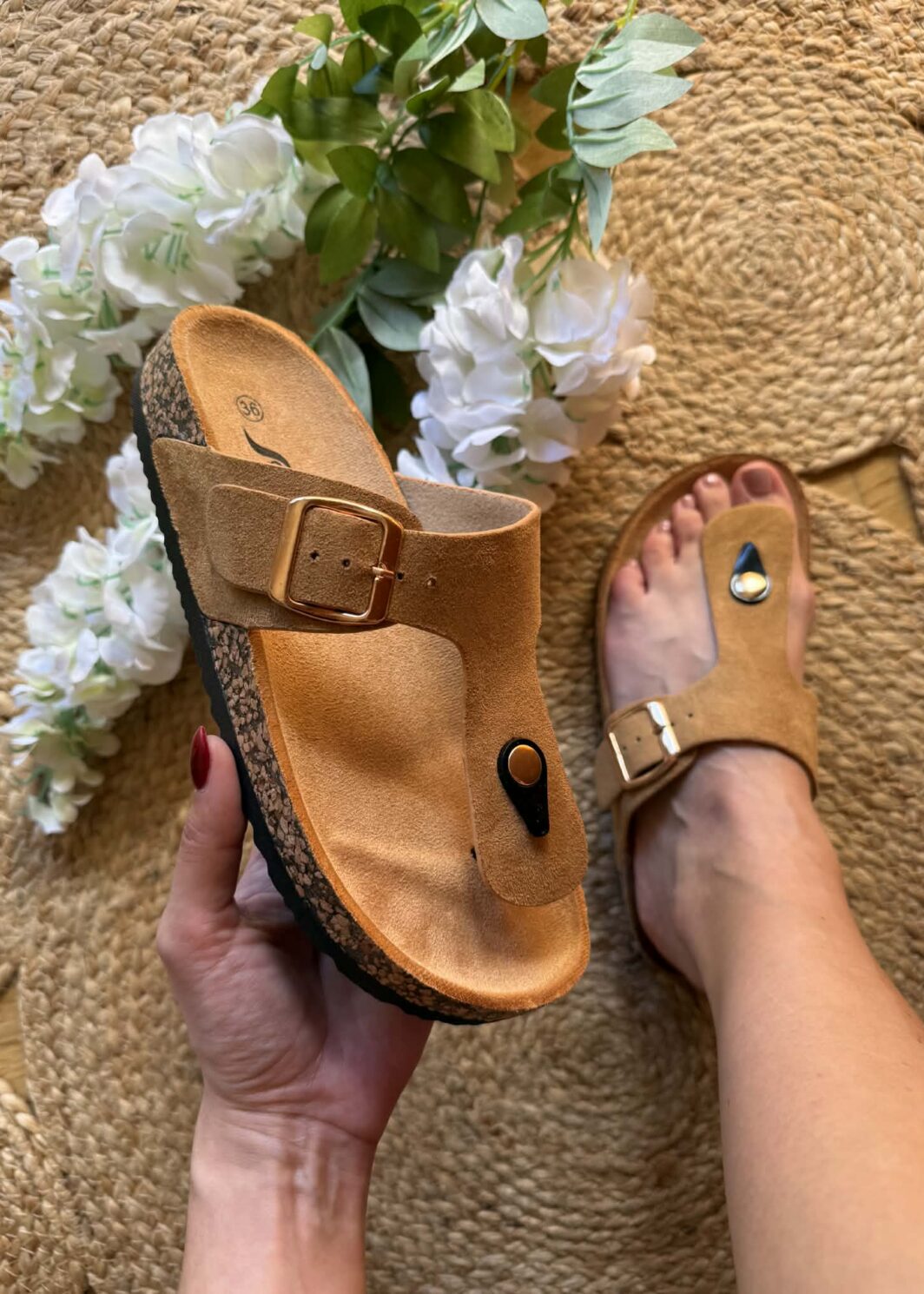 Chinelo de Dedo Com Fivela - Camel