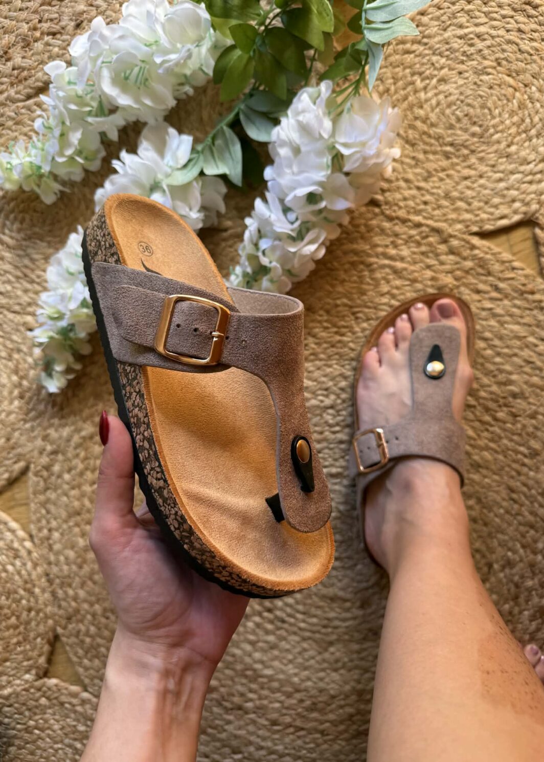 Chinelo de Dedo Com Fivela - Taupe