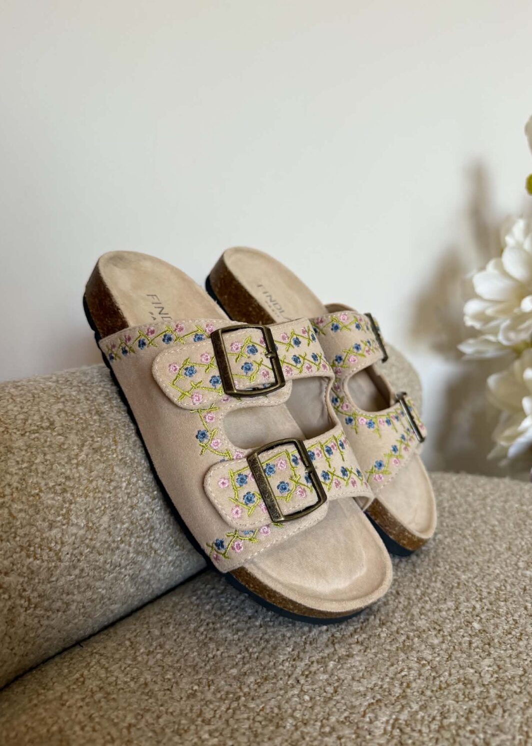 Chinelo Findlay Bordado - Bege