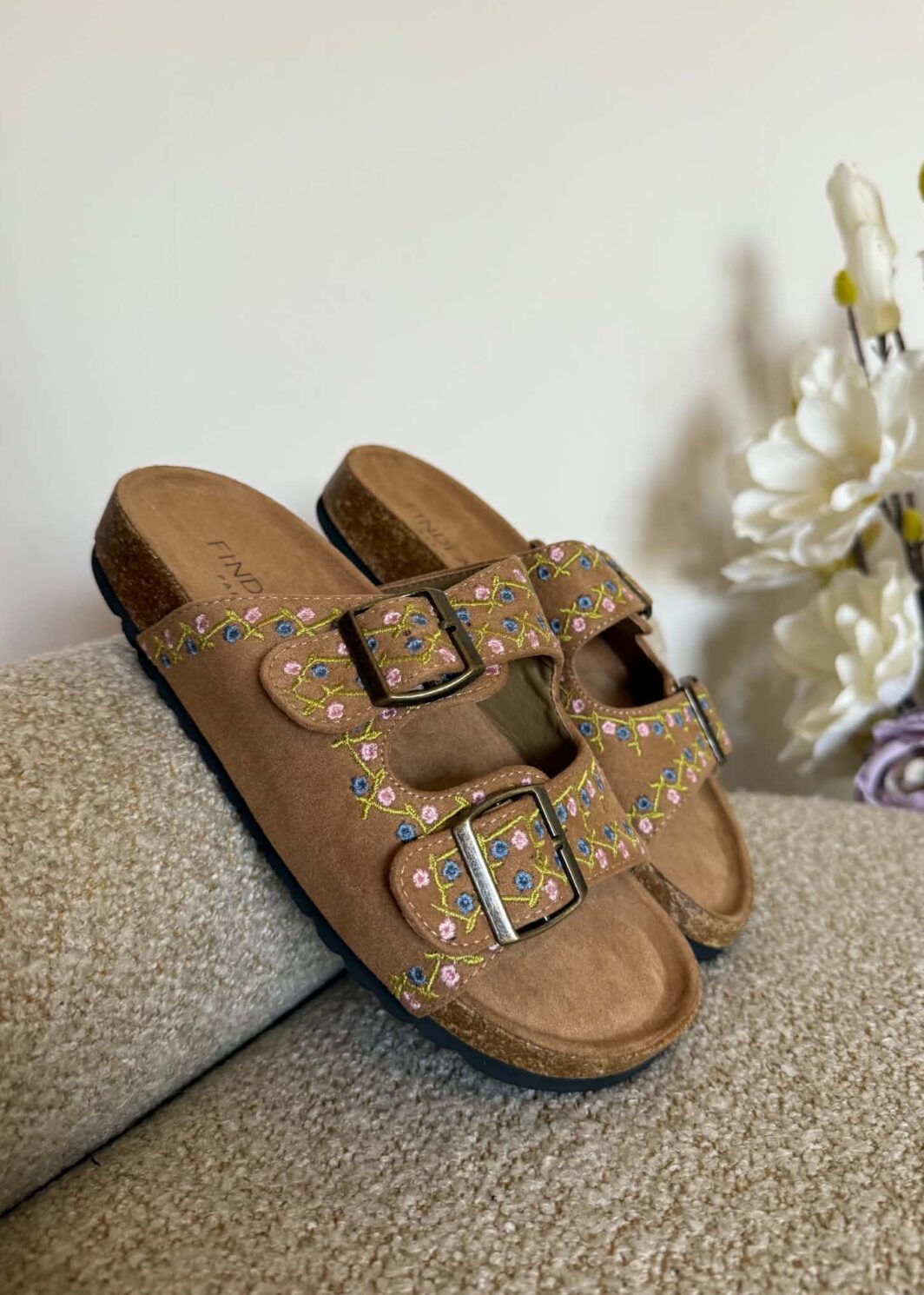 Chinelo Findlay Bordado - Camel