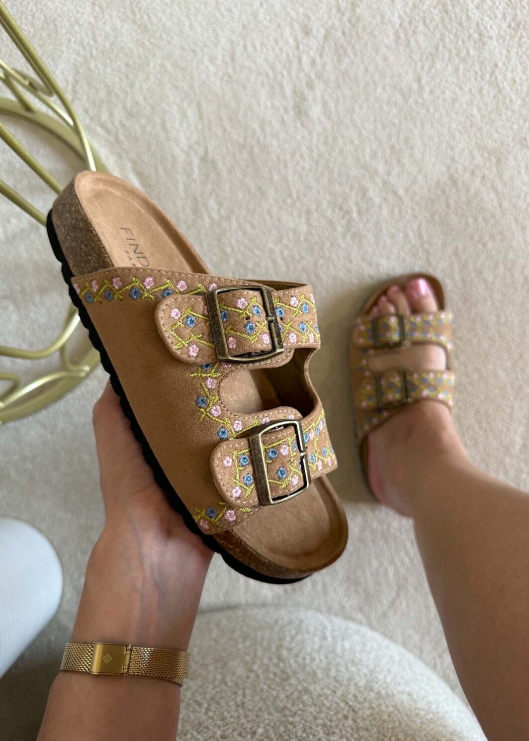 Chinelo Findlay Bordado - Camel