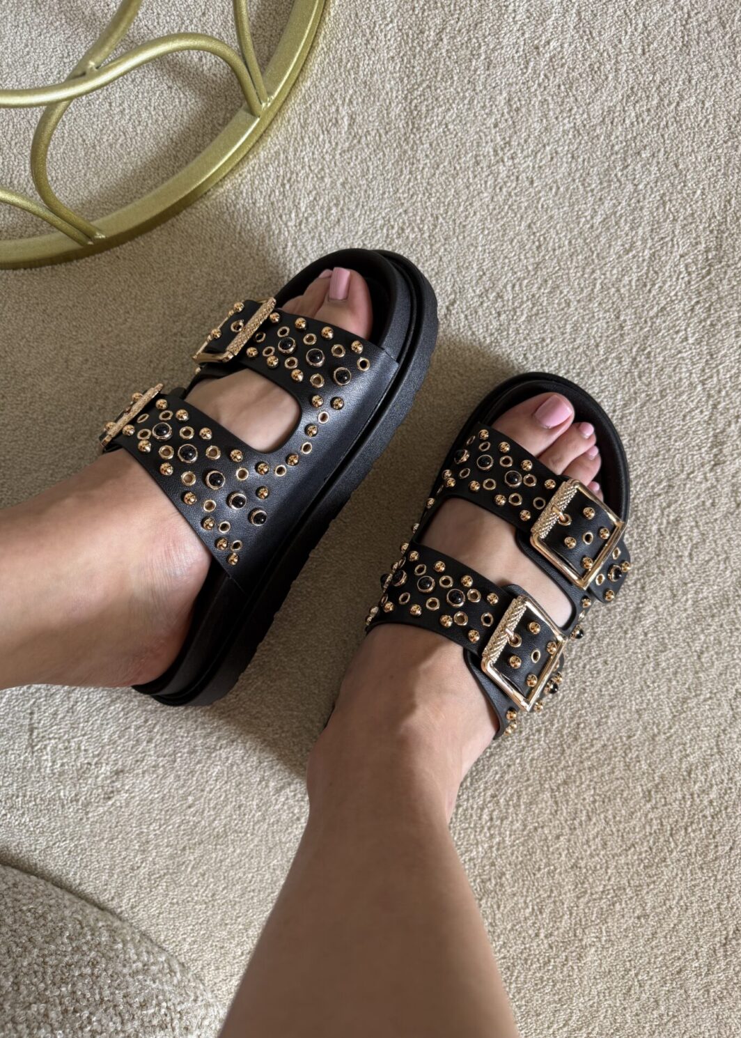 Chinelo Preto Tachas