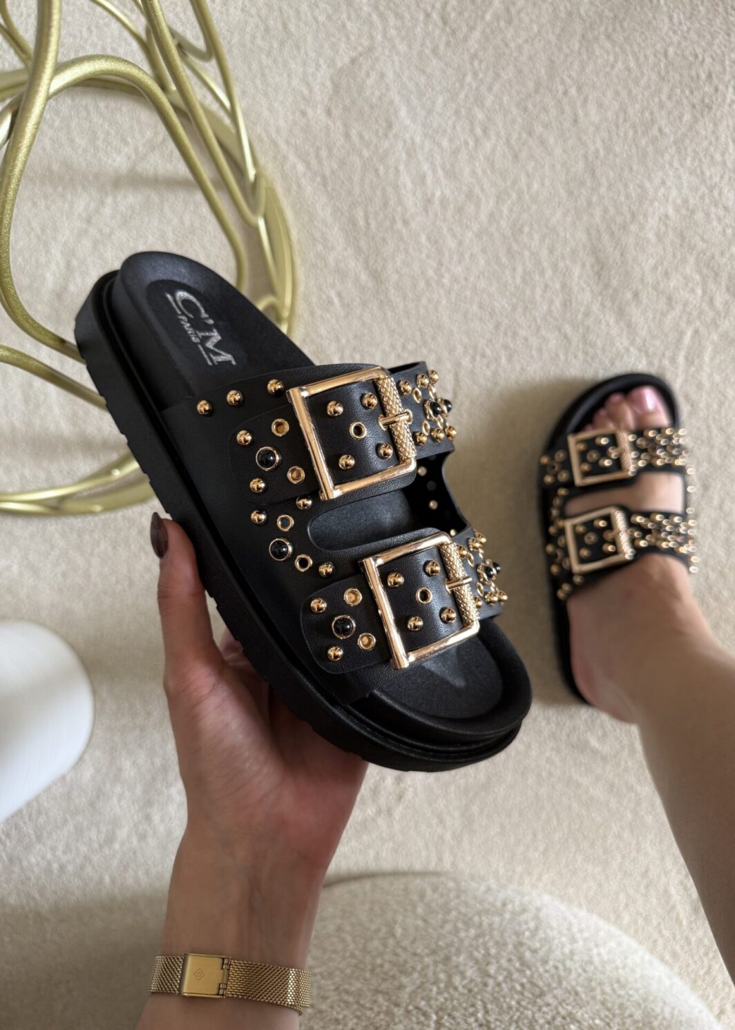 Chinelo Preto Tachas