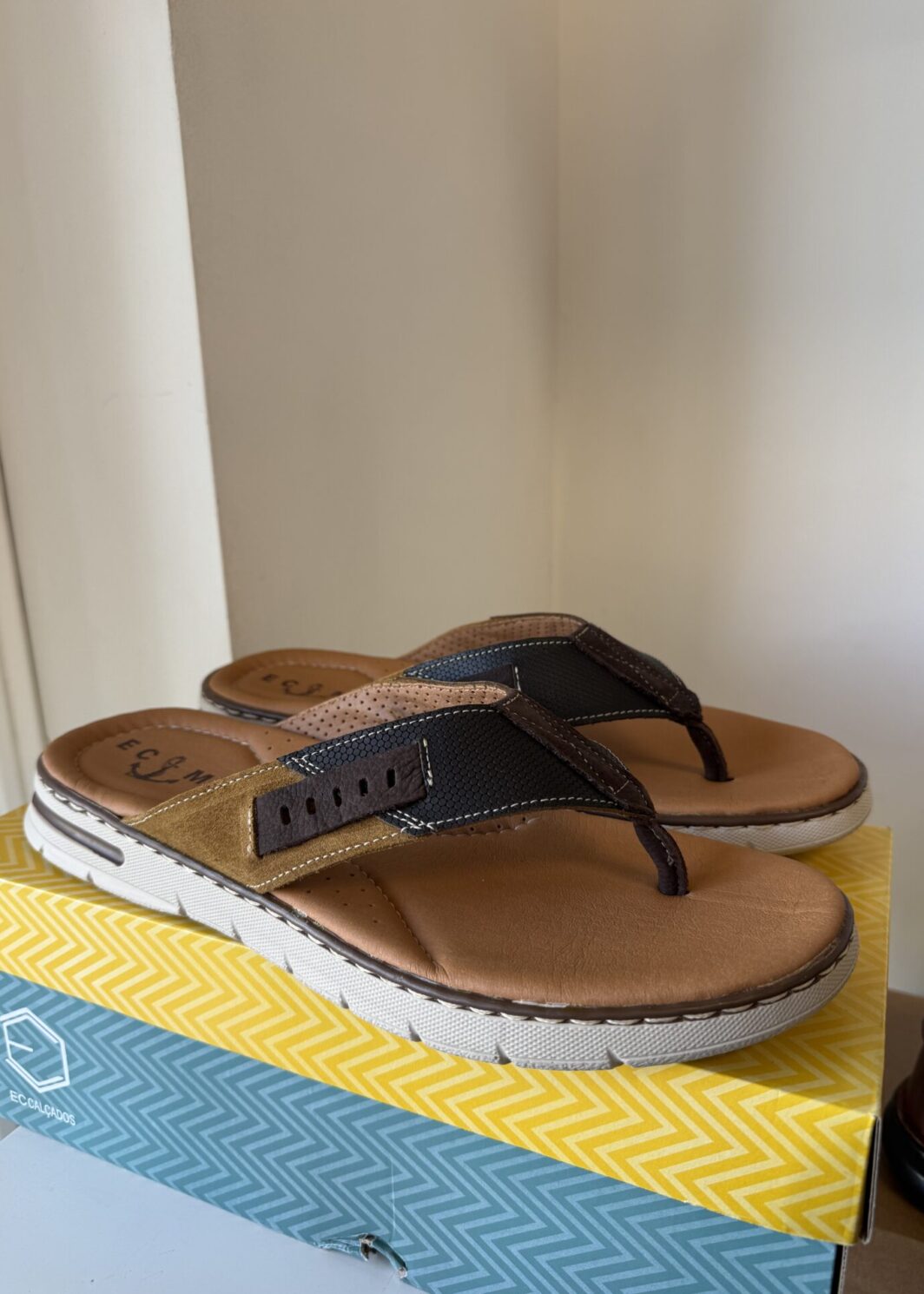 Chinelo de dedo 26079 em pele - castanho
