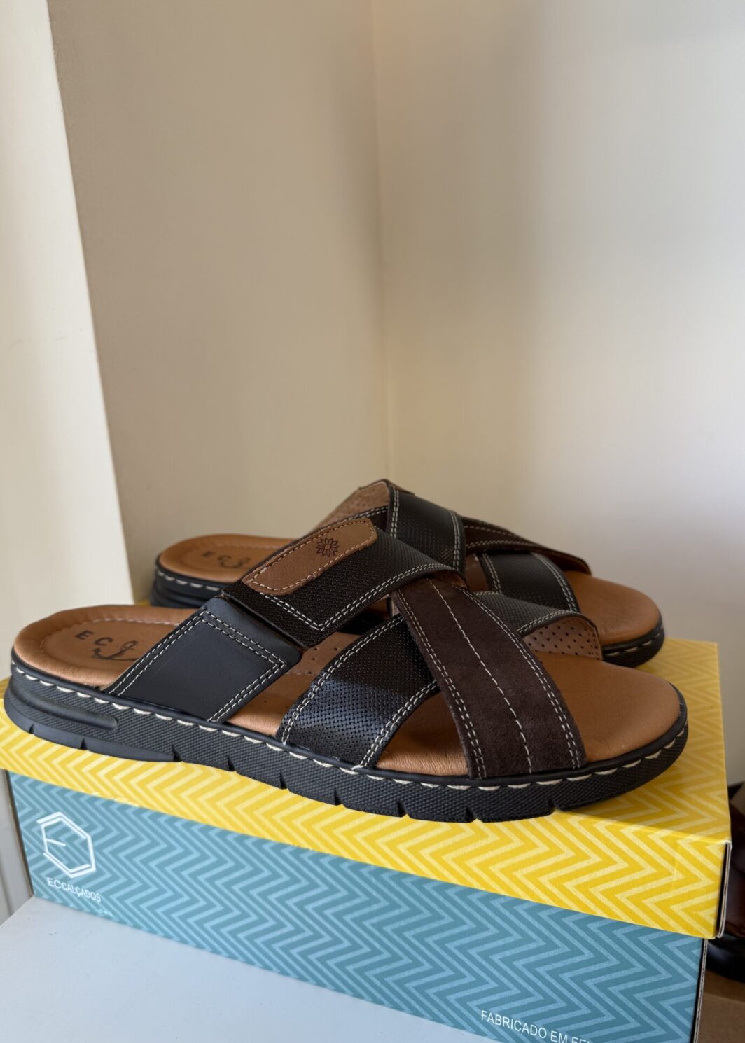 Chinelo tiras em pele - castanho