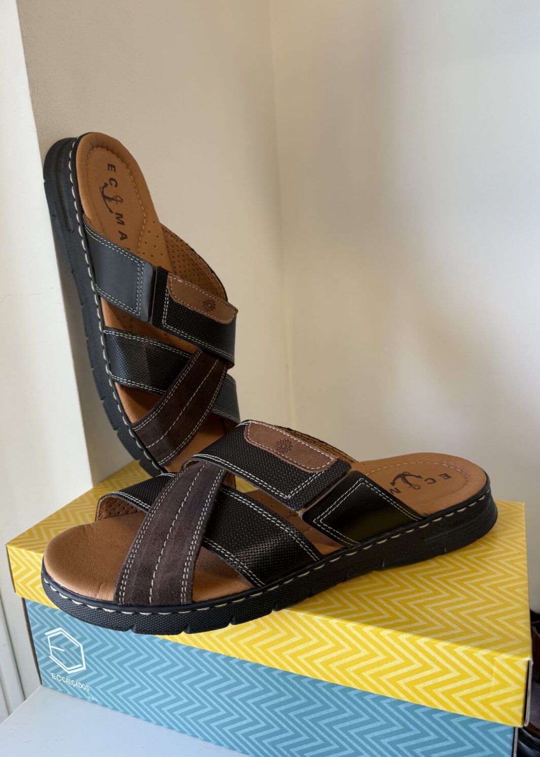 Chinelo tiras em pele - castanho