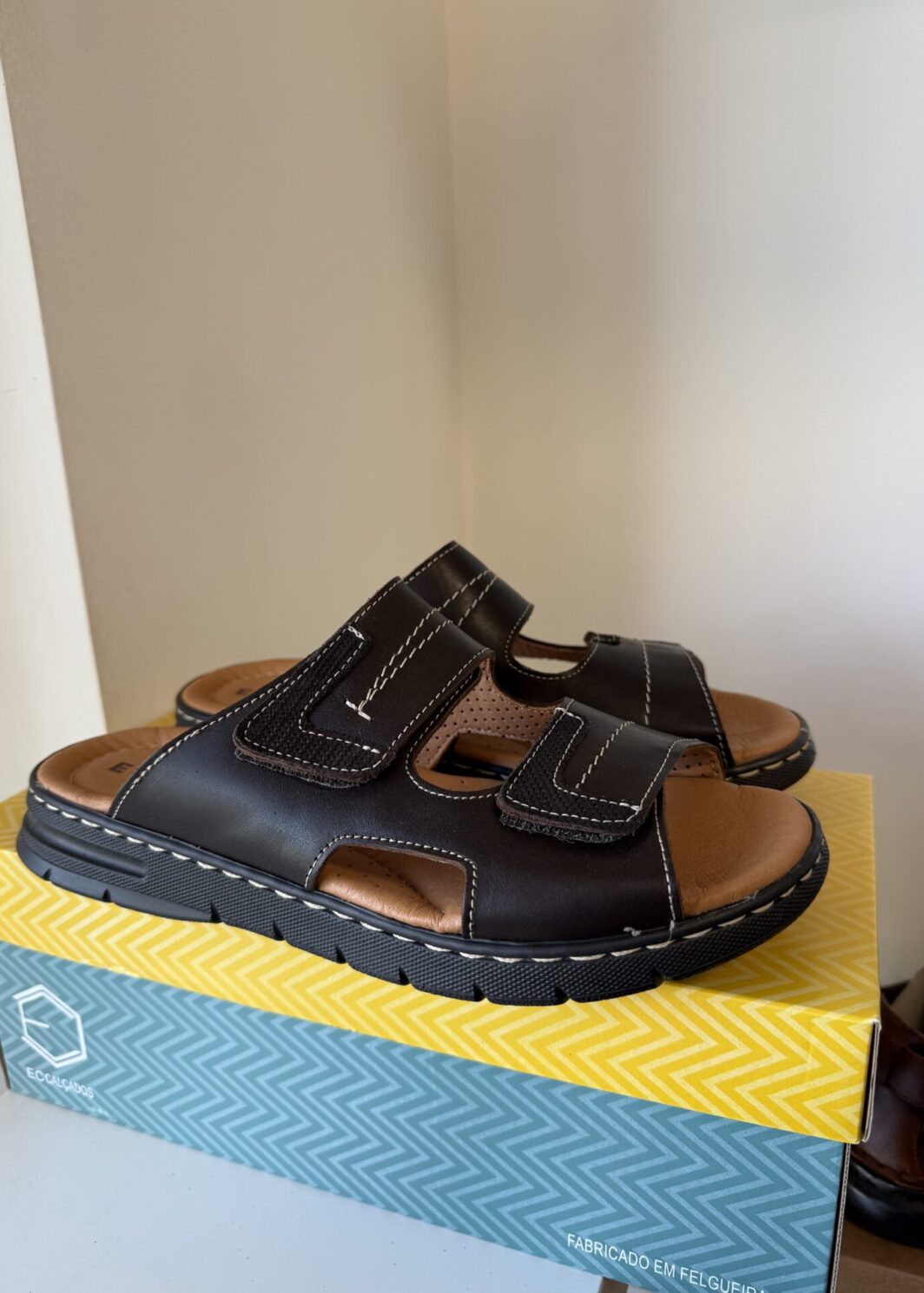 Chinelo em pele velcros - castanho