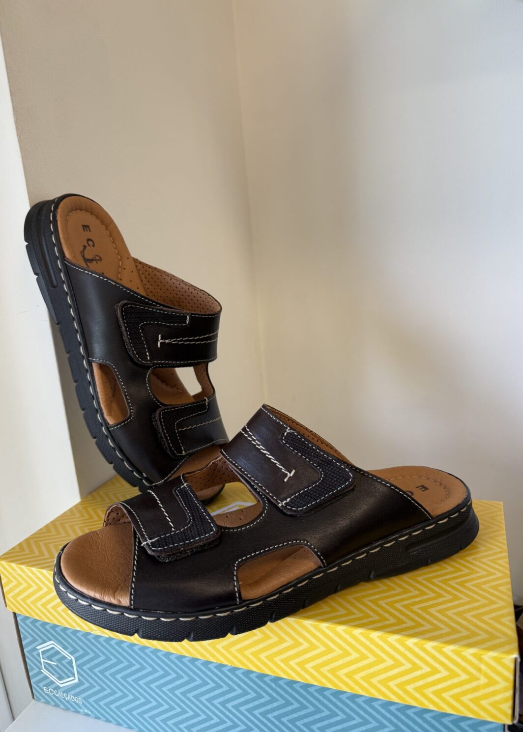 Chinelo em pele velcros - castanho