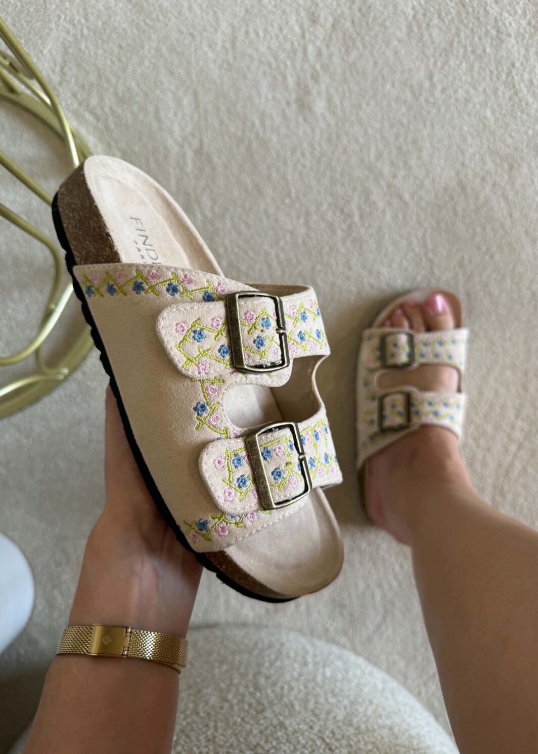 Chinelo Findlay Bordado - Bege